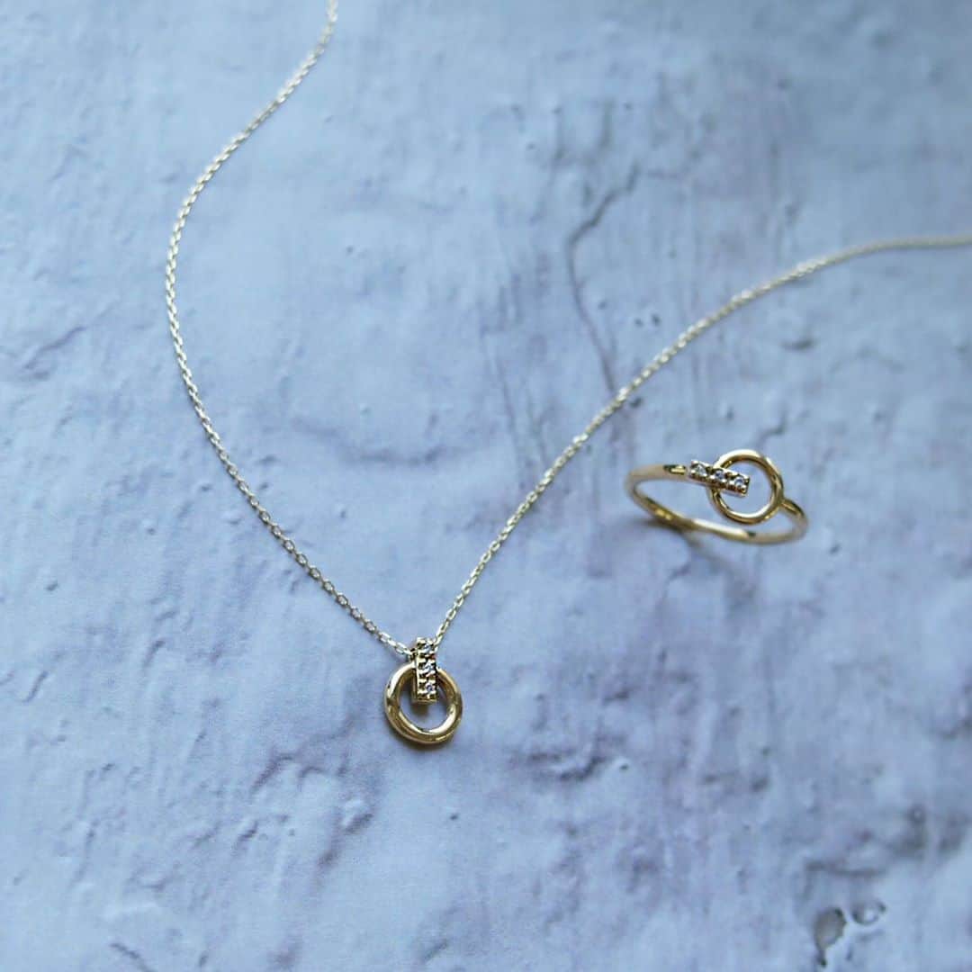 STAR JEWELRY Girlさんのインスタグラム写真 - (STAR JEWELRY GirlInstagram)「ジュエリーならではの品の良さが漂うシリーズは、実は電源モチーフ！ 「Power」をオンして今日も素敵な1日を♪  #diamond #ダイヤモンド #pinkiering #ピンキーリング #necklace #ネックレス #gold #ゴールド #power #jewelry #ジュエリー #スタージュエリーガール #STARJEWELRYGirl  #lumine #ルミネ #ヒカリエ」9月27日 11時21分 - star_jewelry_girl