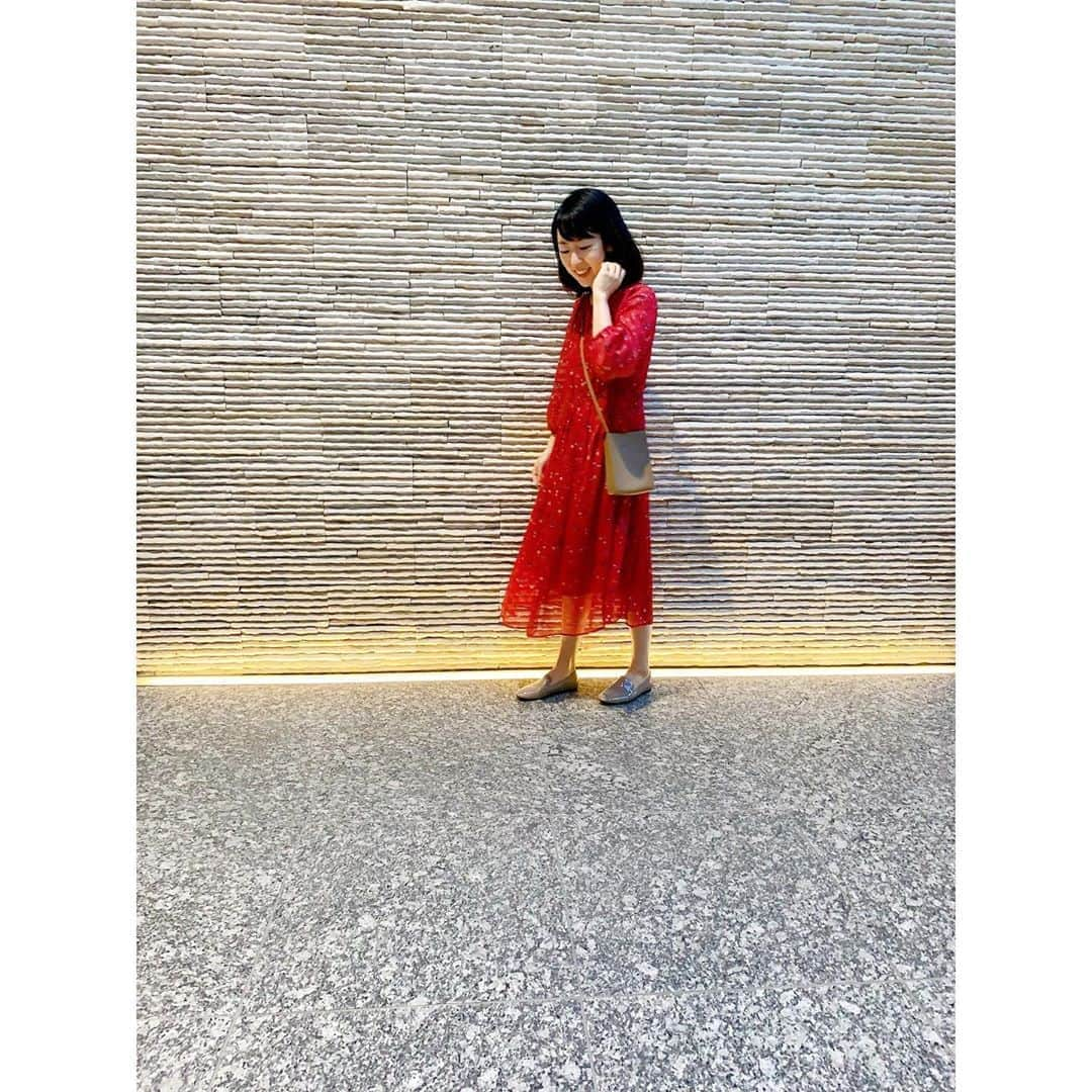 徳山沙季さんのインスタグラム写真 - (徳山沙季Instagram)「. ♡ @uniqlo のJoyofシリーズの #シフォンワンピース 👗 この日は、一枚でワンピースとして着用したよ🥰 . Joyofのシリーズはbabyアイテムもとっても可愛い💕💕 このワンピースは、オンラインでは完売みたいですが店頭には結構ありました♡ . . #ワンピース　: #uniqlo #ローファー　: #gu #バッグ　: #3coins  . . #uniqloginza2020fw #ponte_fashion #mineby3mootd #ootd #gu_for_all #おしゃれさんと繋がりたい #ファッション好きな人と繋がりたい #3coins購入品 #ユニクロきれいめ部 #mineプチプラ部 #シフォンフラットローファー  #スリーコインズ　#wear #stylehint」9月27日 11時15分 - saki.whitesnow