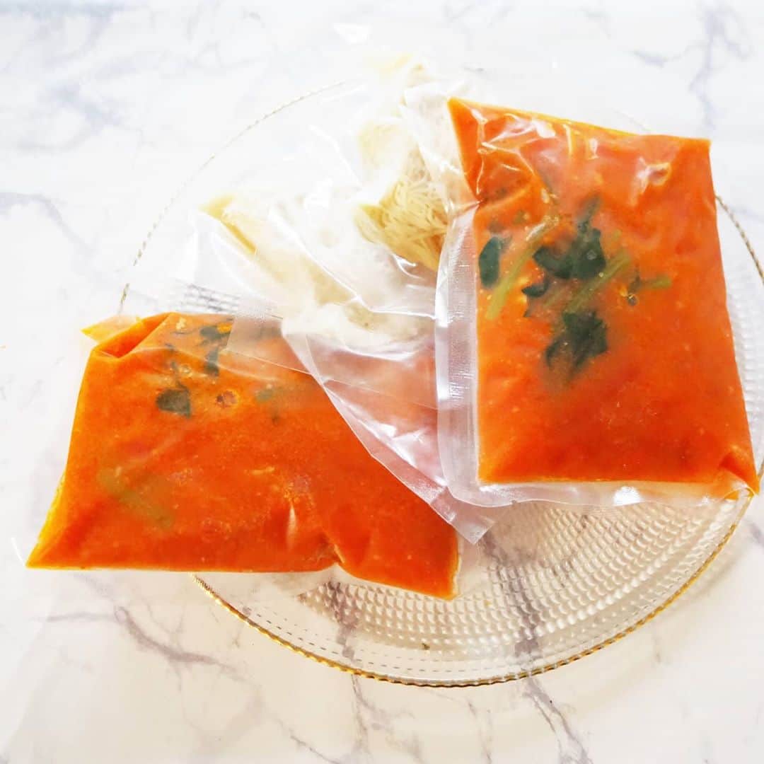 Kuboi Ayumiさんのインスタグラム写真 - (Kuboi AyumiInstagram)「お休みの日のごはんは簡単に☆﻿ ﻿ 娘たちも好きで行っていた太陽のトマト麺（@taitomajapan）に﻿ コロナでなかなか行けなくなってしまったので﻿ お取り寄せしちゃいました。﻿ ﻿ イタリア産完熟有機トマトが約3個分も入っている真っ赤なスープ。﻿ リコピンたっぷりです。﻿ スープの中には小松菜やお肉などの具材がたっぷり入っているので﻿ それだけでもおいしいのですが、粉チーズをたっぷりとのせれば、お店の太陽のチーズラーメンのように。﻿ 残ったスープはリゾットして最後までおいしくいただきました。﻿ ﻿ 冷凍の状態で届くので、スープは湯煎をし、麺は40秒茹でるだけで﻿ おうちでお店の味が楽しめちゃうのは、うれしいです。﻿ これ、リピートしちゃうな。﻿ ﻿ ﻿ ＊粉チーズ、煮卵、えび、バジルは自宅で用意したものをトッピングしました。﻿ ﻿ ﻿ #お取り寄せ #お取り寄せグルメ #お取り寄せラーメン  #麺スタグラム #太陽のトマト麺 #トマトラーメン #ラーメン #ramen #pr #料理好きな人と繋がりたい #キッチンスター ﻿#おうちごはん #おうちカフェ #簡単レシピ #時短レシピ」9月27日 11時16分 - himekagami