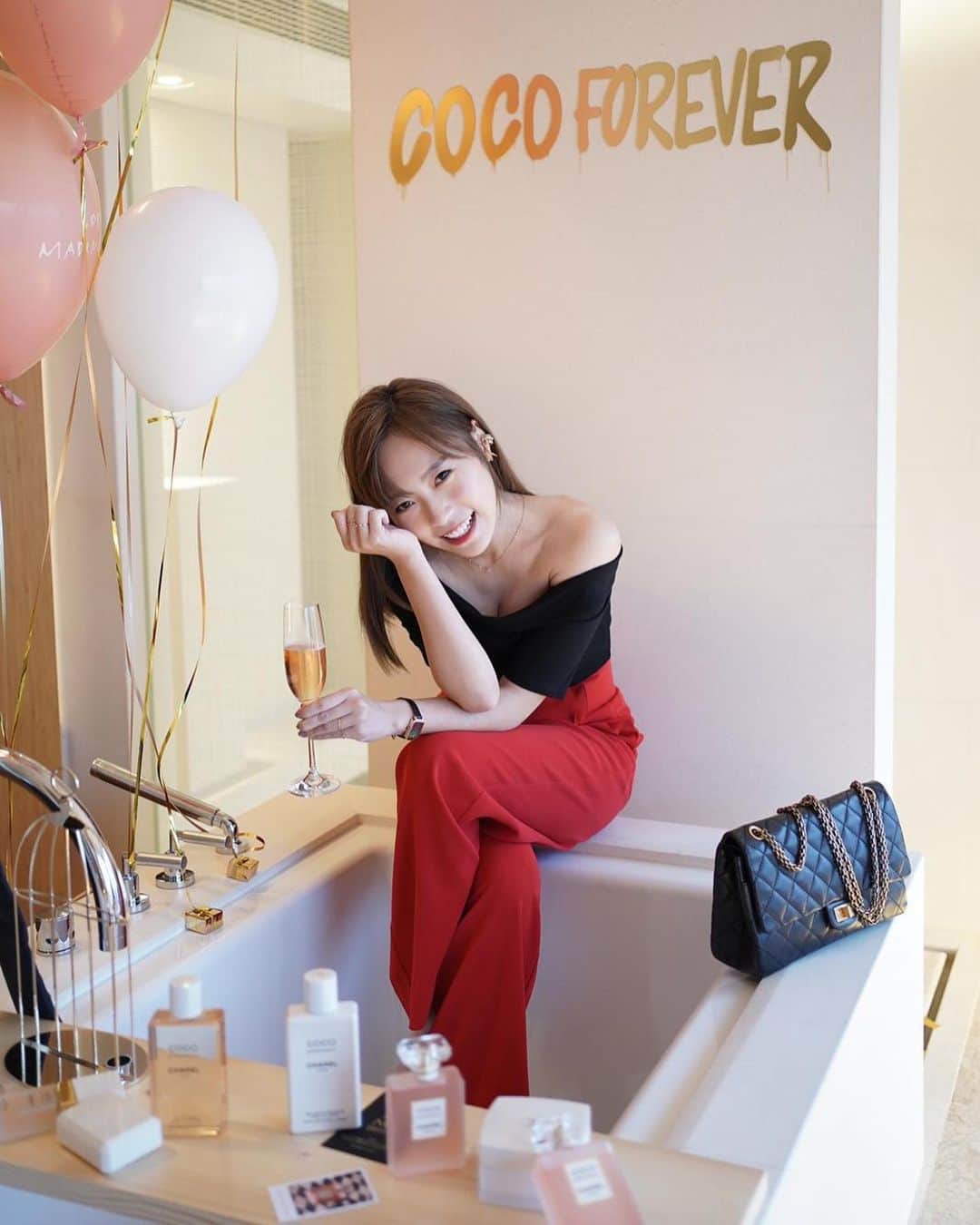 Miss Hunnyのインスタグラム：「有試過因為嗅到一種味道， 令封塵的記憶被喚醒嗎？ 可以的話， 我也希望有種氣味， 能令你想起我的笑臉。  @chanel.beauty  #cocomademoiselleleauprivee  #rougeallure  #sublimage   Hair  @rickb1126  Photo  @cynbunny」