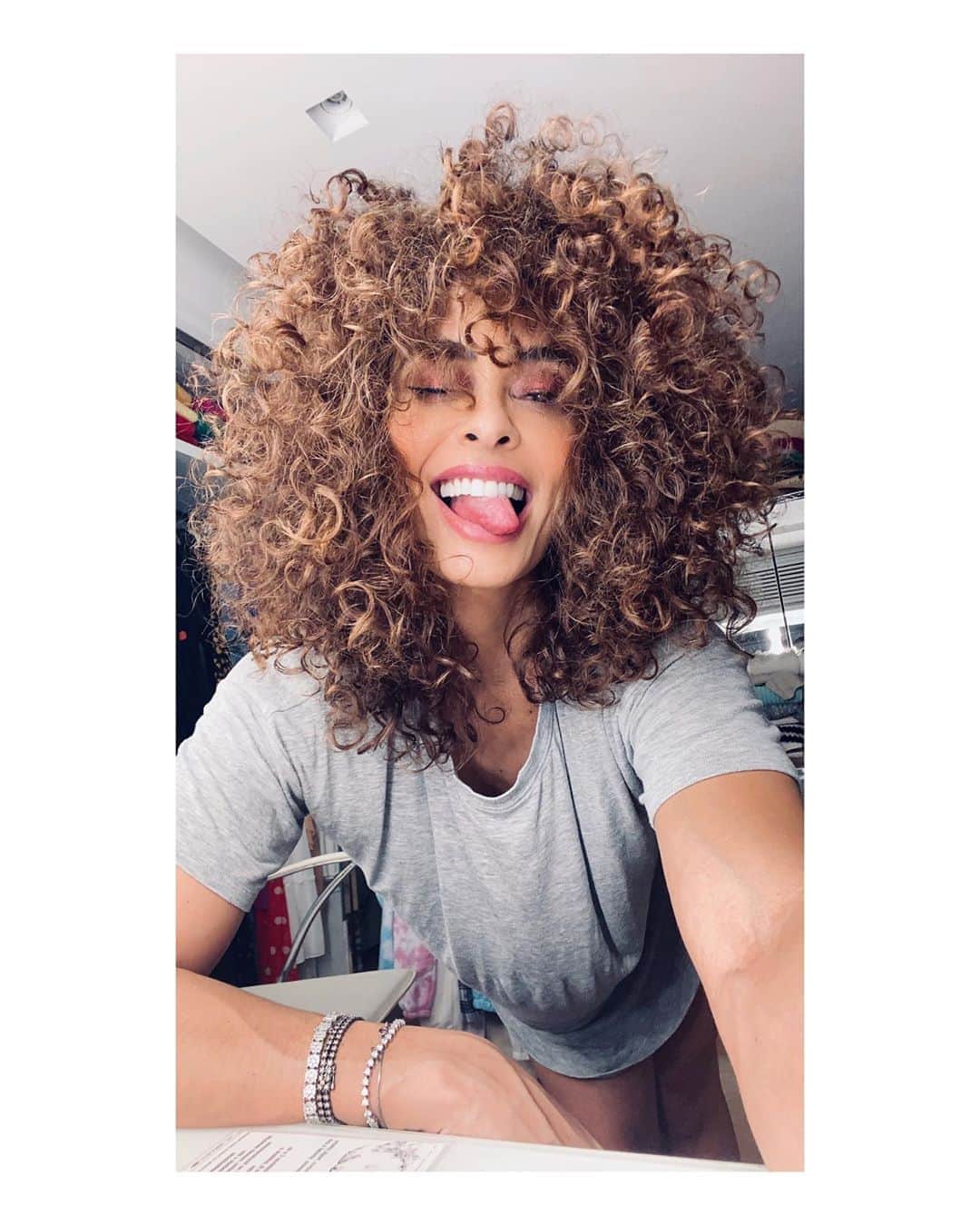 ジュリアナ・パエスのインスタグラム：「Então tá... tchau #semsono」