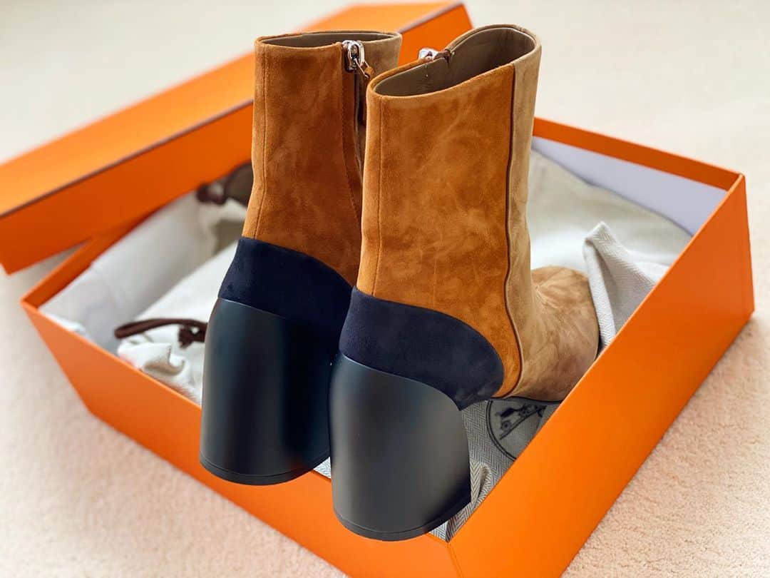のインスタグラム：「. . 久しぶりにブーツを買いました👢 (リアルに数年ぶり？😂) . . ソールが可愛いね💙🖤❤️ . エルメスの靴のデザイナーて、 #PIERREHARDY なんだって！知らなかった😂🥺 .(いつも色々教えて下さり有難う御座います) . ローファーばっかり買ってたから🙋‍♀️ . 他のシューズも、じっくり見てみたい。 . #ブーツ#エルメス#boots#hermes #PIERREHARDY」