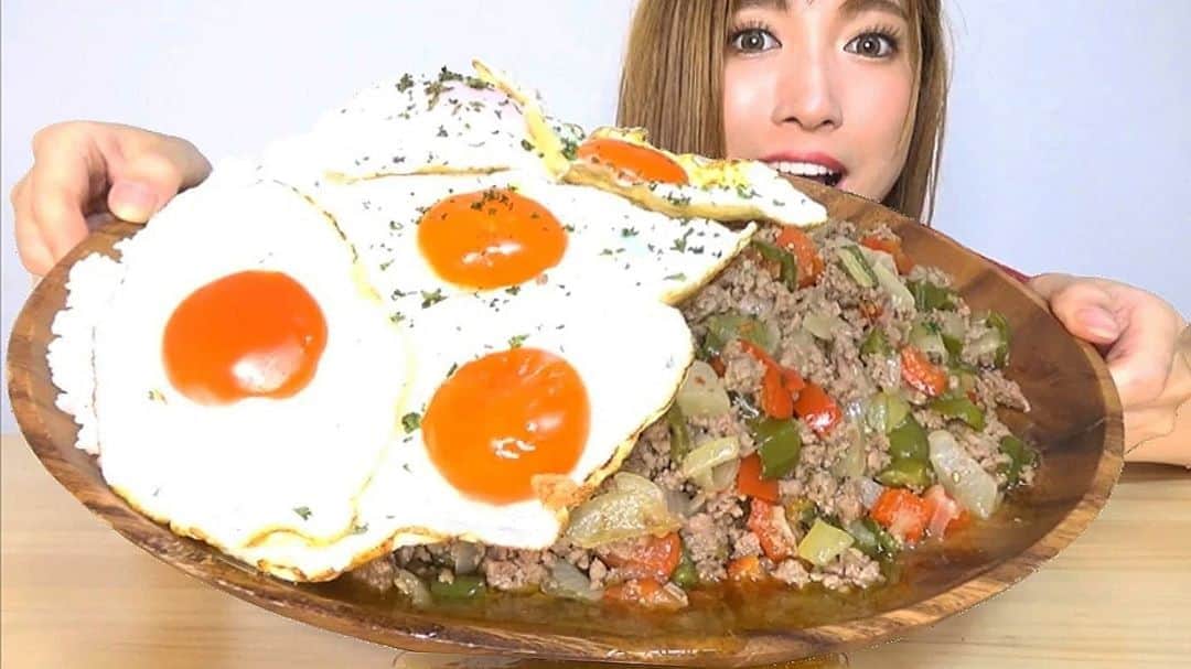 石関友梨のインスタグラム：「YouTube！超簡単な美味しいガパオライスの作り方☆  初めて料理動画出しました  いろんな面で お手柔らかに観てくださいw  #プロフィールからYouTube飛べます #ガパオライス #デカ盛り #YouTube #簡単レシピ #タイ料理 #バジル #パクチー #目玉焼き #田中農場の卵 #ZARA #ファッション #fashion #gapaorice #tailand #bigeater #cooking」