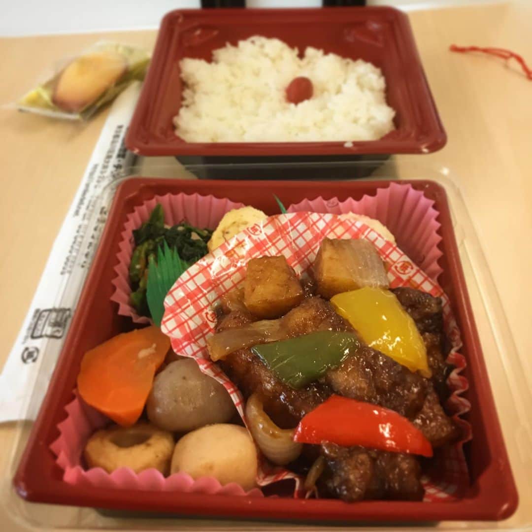 木村ひさしさんのインスタグラム写真 - (木村ひさしInstagram)「最高のおっさんの昼ごはん。 酢豚 チンしました。 #最高のおっさんのロケ弁当  #2020チャレンジ第二弾」9月27日 11時34分 - kimura.hisashi