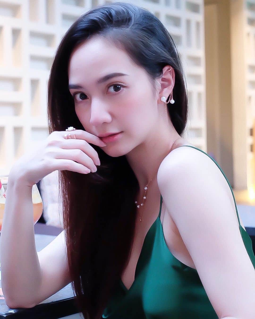 インヤのインスタグラム：「Happiness is wearing jewelry 💍💎✨ @swanthailand」