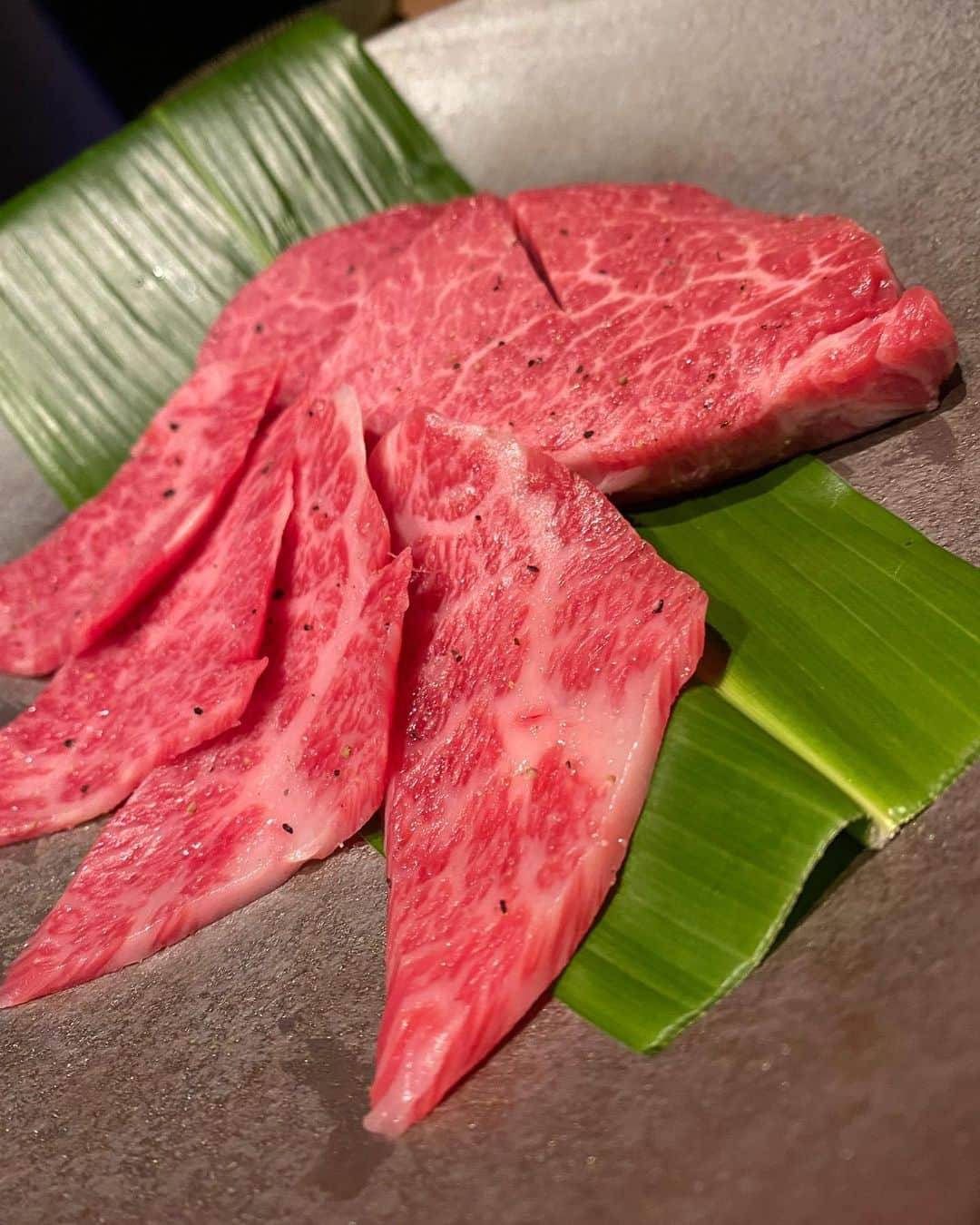 ニッチロー'さんのインスタグラム写真 - (ニッチロー'Instagram)「銀座きたおさんの続きで最終回🥩  🥩本日の塩焼き二種 肉の味わいが深いヒレとフランク(外バラのお腹に近い部位)このフランクはカルビみたいな味わいですがサッパリしていますので塩が合います！  🥩本日のタレ焼き二種 ざぶとんとしんたま！やっぱりもみだれに揉まれた肉大好き！白米欲しくなります！  🥩〆の土鍋ご飯 焼肉は絶対に白米が美味しくなければなりません！その思い以上の美味しい白米！しぐれ煮、牛タンラー油、牛そぼろの贅沢ご飯のお供を乗せれば白米止まらない！  🥩本日のデザート 濃厚なプリンがコースの最後をトゥルンと〆てくるます！  高級旅館にいるような銀座きたおさんは非現実な世界  特別な時に特別な人と行きたい焼肉屋です！  #銀座きたお #きたお #焼肉 #個室焼肉 #銀座焼肉 #yakiniku #ginza」9月27日 11時43分 - nicchiro5.1