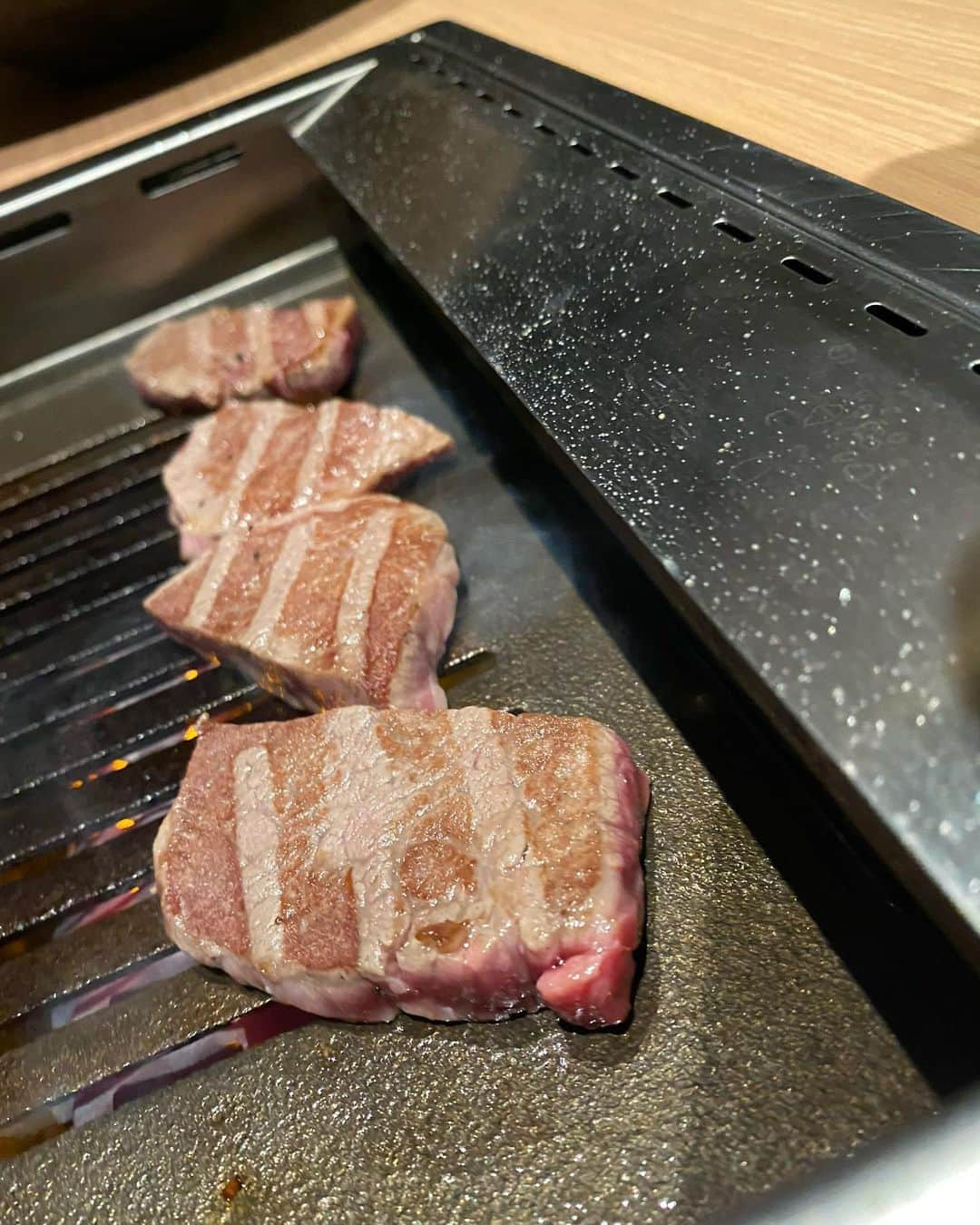 ニッチロー'さんのインスタグラム写真 - (ニッチロー'Instagram)「銀座きたおさんの続きで最終回🥩  🥩本日の塩焼き二種 肉の味わいが深いヒレとフランク(外バラのお腹に近い部位)このフランクはカルビみたいな味わいですがサッパリしていますので塩が合います！  🥩本日のタレ焼き二種 ざぶとんとしんたま！やっぱりもみだれに揉まれた肉大好き！白米欲しくなります！  🥩〆の土鍋ご飯 焼肉は絶対に白米が美味しくなければなりません！その思い以上の美味しい白米！しぐれ煮、牛タンラー油、牛そぼろの贅沢ご飯のお供を乗せれば白米止まらない！  🥩本日のデザート 濃厚なプリンがコースの最後をトゥルンと〆てくるます！  高級旅館にいるような銀座きたおさんは非現実な世界  特別な時に特別な人と行きたい焼肉屋です！  #銀座きたお #きたお #焼肉 #個室焼肉 #銀座焼肉 #yakiniku #ginza」9月27日 11時43分 - nicchiro5.1