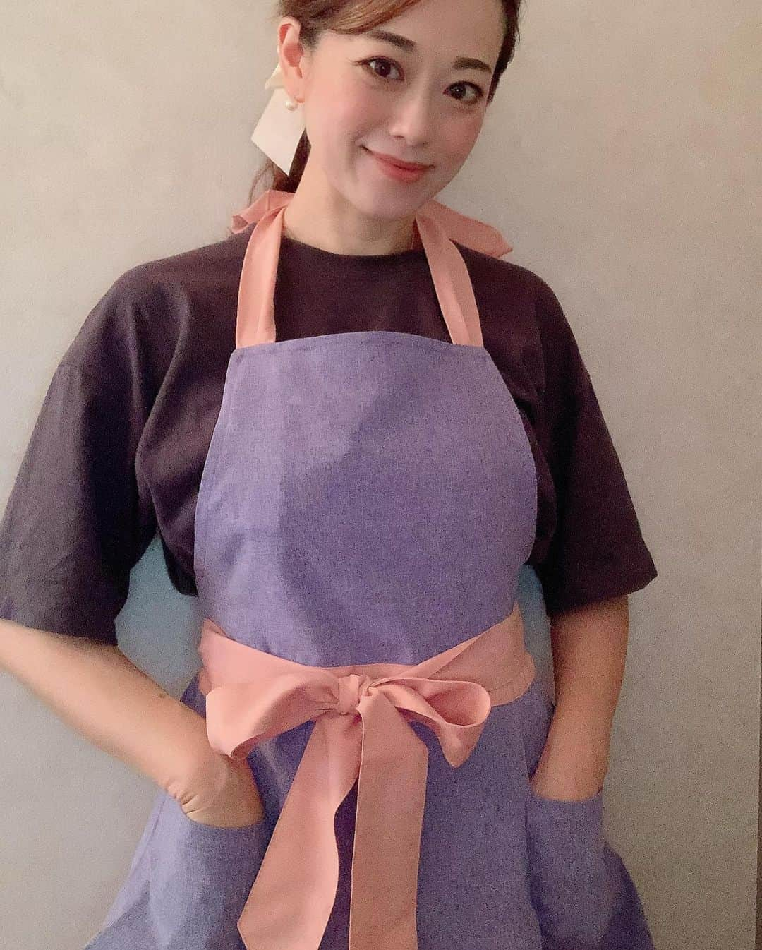 沢瀉美緒さんのインスタグラム写真 - (沢瀉美緒Instagram)「※ Cooking 🍳  . 元々お料理は好きですが、コロナになって おうち時間が増えたのでお料理する時間が 増えました💛 . そんな中ナイガイのエプロンをいただきました✨ かなりリラックスモードのポストでごめんなさい🙏笑 . ウエストマークできるエプロンなので 実用性はもちろん、おしゃれすぎないエプロン としてもいいかも🙆‍♀️ . どちらかと言えば、可愛いとか、おしゃれより 実用性を求めたいので、大きなポケットで シワシワにならないのがいい‼️ . レシピ研究も増えそうなので、 重宝しそうです😋 . デパートのホームウェアコーナーで 試着できるようです✨ . . #ナイガイを贈ろう #ナイガイ #ナイガイ100周年 #エプロン #ドレスエプロン #elkウエストリボンエプロン #お料理好きな人と繋がりたい」9月27日 11時43分 - mio_omodaka