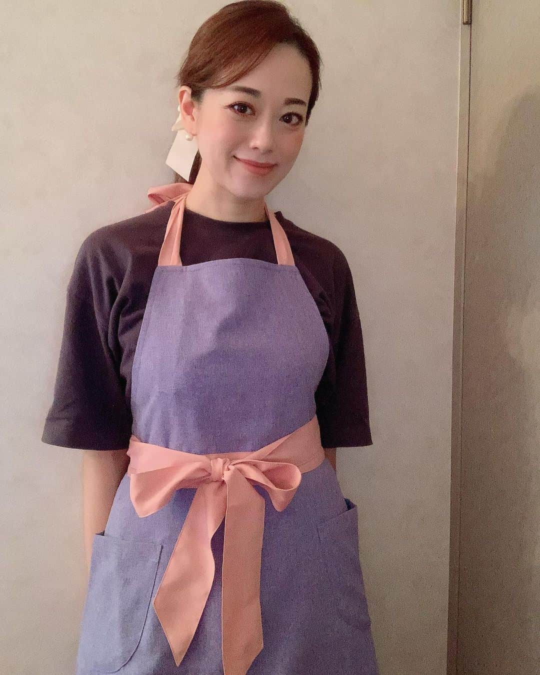 沢瀉美緒さんのインスタグラム写真 - (沢瀉美緒Instagram)「※ Cooking 🍳  . 元々お料理は好きですが、コロナになって おうち時間が増えたのでお料理する時間が 増えました💛 . そんな中ナイガイのエプロンをいただきました✨ かなりリラックスモードのポストでごめんなさい🙏笑 . ウエストマークできるエプロンなので 実用性はもちろん、おしゃれすぎないエプロン としてもいいかも🙆‍♀️ . どちらかと言えば、可愛いとか、おしゃれより 実用性を求めたいので、大きなポケットで シワシワにならないのがいい‼️ . レシピ研究も増えそうなので、 重宝しそうです😋 . デパートのホームウェアコーナーで 試着できるようです✨ . . #ナイガイを贈ろう #ナイガイ #ナイガイ100周年 #エプロン #ドレスエプロン #elkウエストリボンエプロン #お料理好きな人と繋がりたい」9月27日 11時43分 - mio_omodaka