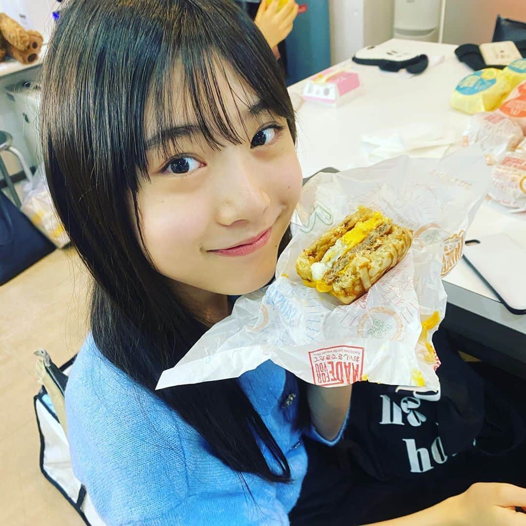 ニコ☆プチのインスタグラム：「たまにすごーく食べたくなるやつ🍔💕﻿ ﻿ ﻿ アキはグリドル派だってー🍯﻿ ﻿ ﻿ ﻿ #ニコプチ﻿ #近藤藍月﻿ #マクドナルド﻿ #マックグリドル」