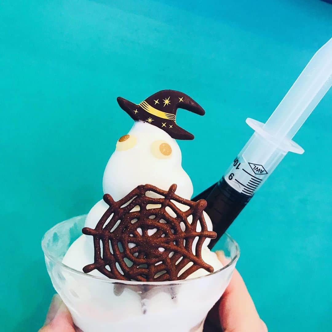 吉岡美穂のインスタグラム：「娘の習い事前にハロウィン🎃スイーツを食べに…^ ^ おもちゃの注射器でチョコをお化けの頭の上から垂らすのです！ 頭に落ちたチョコレートはソフトの上でパリパリチョコに❤️ 楽しそうに注射器からチョコレートをのせている娘^ ^ 女子は可愛いもの大好きですね！ これで習い事前に一段とパワーがついたはず♡  そして、私はソフトのカップを。 この日はマスカット付き😄 嬉しい😊  #北海道生乳ソフトクリーム #なめらかなくちどけ」