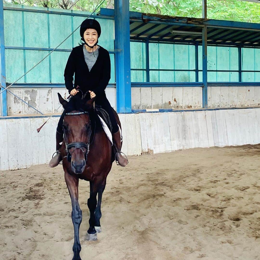 藤田陽子さんのインスタグラム写真 - (藤田陽子Instagram)「Go to travel やっと10月から東京も対象になりますね。  ずっと行かれていなかった乗馬も、またやりたいな♪  I love horse back riding. But I couldn’t take lessons for so long due to covic19.  @definebeautyjapan  @definebeauty @ディファインビューティ  #アラフィフ  #コスメ  #コスメ好き  #キレイ  #キレイになりたい  #アラフィフコーデ #アラフィフ女子 #大人可愛い #今日のコーデ #大人スタイル #企業女子 #スナップミー #上品コーデ #キレイめコーデ #化粧品  #instapicture  #beauty  #beautiful  #fashionblog #fashionblogger #dailylook #tokyolife」9月27日 11時46分 - yoko.fujita.official