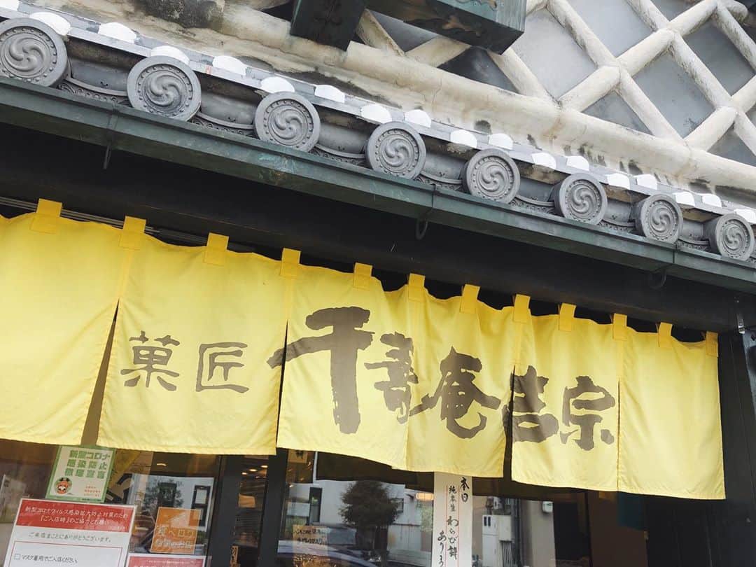 福井千佳さんのインスタグラム写真 - (福井千佳Instagram)「. . #福井のかき氷日記 ✒️ in #奈良 . #奈良カフェ#奈良かき氷巡り#かきごーらー#かきごおりすと#shavedice#🍧#千寿庵吉宗#千寿庵 . . @nara_warabimochi の、黒ごまミルク氷。 通称"パンダちゃん"だって、可愛い🐼 お勧めしてもらった名物わらび餅は、 しっかり氷の中に隠れてました＾＾♡ . . はぁ、今思い出しても美味しい😩♡(え?) . #model#fashionmodel#모델#和装モデル#webモデル#フリーランス#freelance#福井千佳#chika_fukui#インフルエンサー#beauty#followme#style#おしゃれさんと繋がりたい#picoftheday#japan#패션#좋아요#좋아요반사#좋아요환영」9月27日 11時49分 - chika291