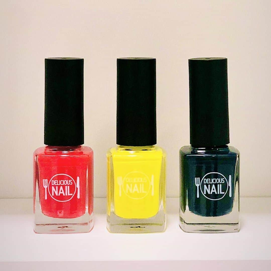 のインスタグラム：「. 🟥🟨🟦  ✋🏼👀🤚🏼  🟡🔴🔵🟡🔴🔵🟡🔴🔵🟡  @skinfood_us #deliciousnails #デリシャスネイル . . 自粛期間中セルフネイルあれこれ試してみたが、これセール価格3本1000円はやばいなー。Ducatoといいプチプラ超優秀で高価なやつ買う気になれない。」