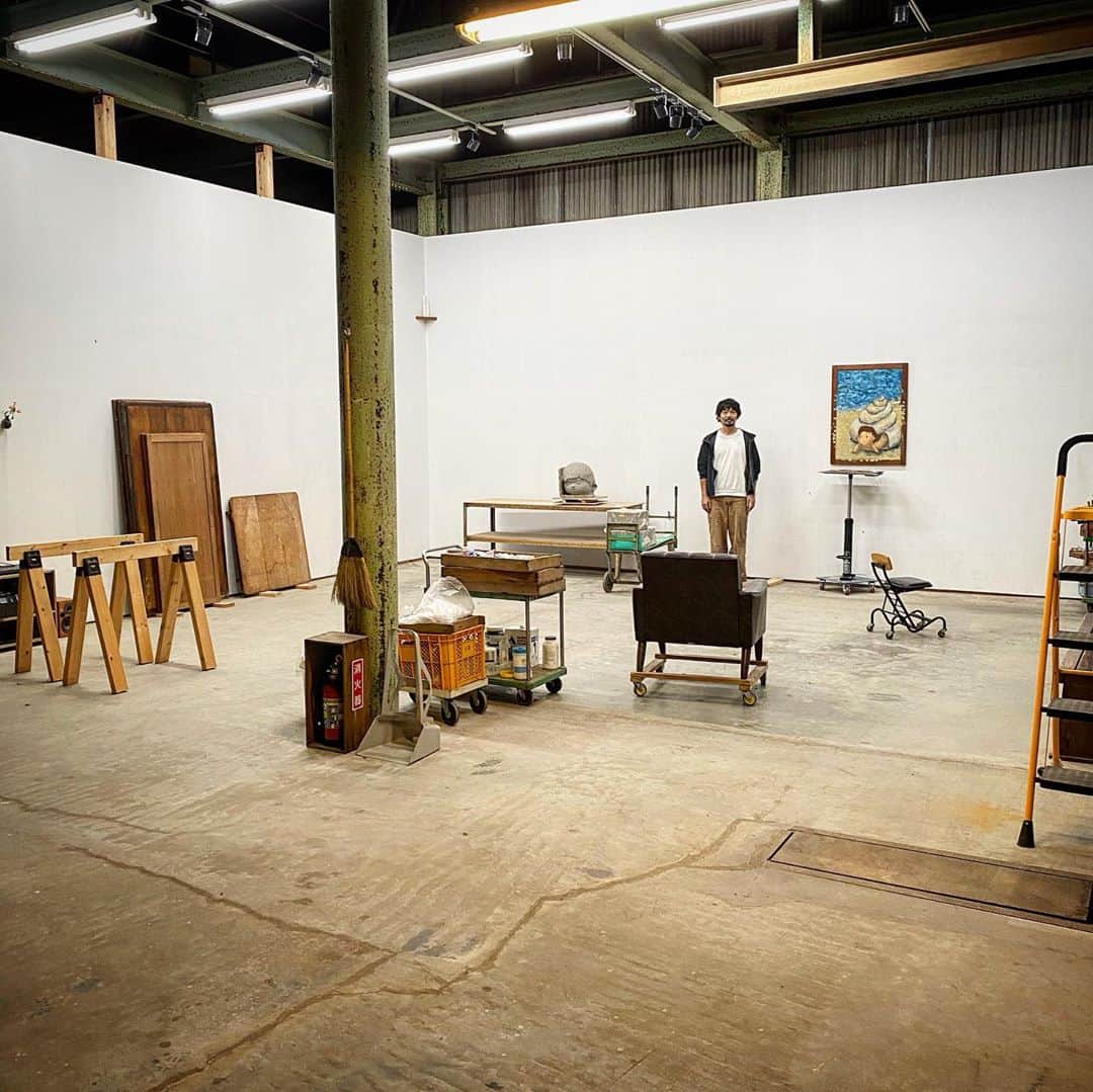 村上隆さんのインスタグラム写真 - (村上隆Instagram)「I visited Otani Workshop’s studio @ota539 . He had frantically been producing works for the past year toward his upcoming solo show at Perrotin @galerieperrotin NY, and I arrived at the empty studio after all the works have been shipped out. Well done! His studio was absolutely wonderful; it exuded his personality. It’s the kind of space he must have dreamed of as a university student, in which to freely create whatever he wished as an artist. I said to him he must be having fun every day, and he responded simply: “Sometimes, when I feel lost, I’m unable to move. Those are tough times.” Even his comment reflected his endearing personality! I used his bathroom and there I found wild flowers arranged in Yuji Ueda’s @yuji____ueda vase, which was touching.  translation: @tabi_the_fat   大谷工作室さん @ota539 の工房に行ってきた。今度ペロタンNY @galerieperrotin で個展やる為に、約1年、シャカリキに作品作り続けて来て、納品が終わったカランと何もないところに来ました。お疲れ様ぁ〜、と言う感じ。大谷さんの、人柄が滲み出た、本当に素晴らしいスタジオだった。大学生の頃、アーティストになって自由に作品、作れるスタジオ欲しいなぁ、とイメージするそのまんまの素敵な空間。毎日楽しいんじゃない？と聞くと「何やっていいか分からなくなるとジーィっとしてしまって。そゆ時は辛いですね」と。朴訥な返答にもお人柄が！トイレを借りたら、そこに上田勇児 @yuji____ueda さんの花池に野草が生けられて居て、ジーンときました。」9月27日 11時51分 - takashipom