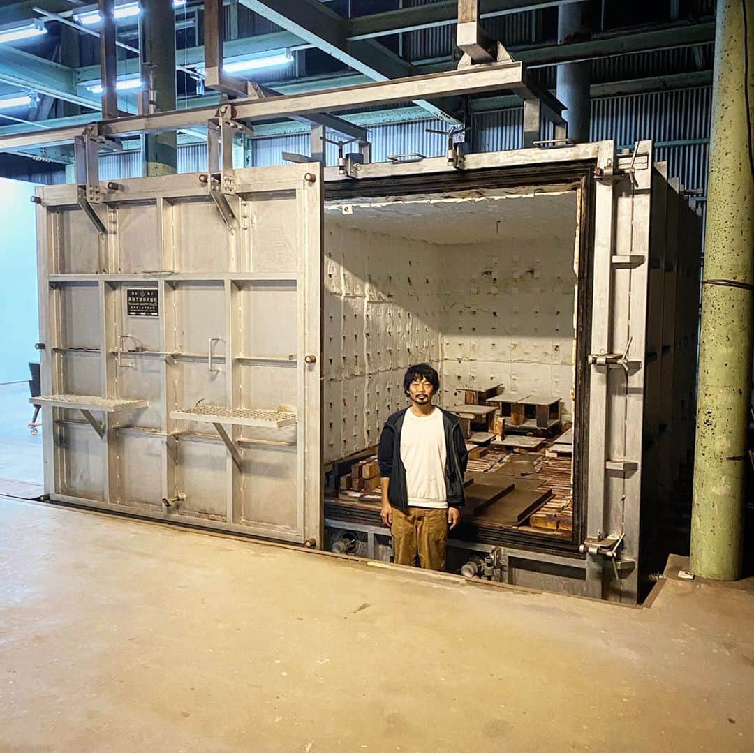 村上隆さんのインスタグラム写真 - (村上隆Instagram)「I visited Otani Workshop’s studio @ota539 . He had frantically been producing works for the past year toward his upcoming solo show at Perrotin @galerieperrotin NY, and I arrived at the empty studio after all the works have been shipped out. Well done! His studio was absolutely wonderful; it exuded his personality. It’s the kind of space he must have dreamed of as a university student, in which to freely create whatever he wished as an artist. I said to him he must be having fun every day, and he responded simply: “Sometimes, when I feel lost, I’m unable to move. Those are tough times.” Even his comment reflected his endearing personality! I used his bathroom and there I found wild flowers arranged in Yuji Ueda’s @yuji____ueda vase, which was touching.  translation: @tabi_the_fat   大谷工作室さん @ota539 の工房に行ってきた。今度ペロタンNY @galerieperrotin で個展やる為に、約1年、シャカリキに作品作り続けて来て、納品が終わったカランと何もないところに来ました。お疲れ様ぁ〜、と言う感じ。大谷さんの、人柄が滲み出た、本当に素晴らしいスタジオだった。大学生の頃、アーティストになって自由に作品、作れるスタジオ欲しいなぁ、とイメージするそのまんまの素敵な空間。毎日楽しいんじゃない？と聞くと「何やっていいか分からなくなるとジーィっとしてしまって。そゆ時は辛いですね」と。朴訥な返答にもお人柄が！トイレを借りたら、そこに上田勇児 @yuji____ueda さんの花池に野草が生けられて居て、ジーンときました。」9月27日 11時51分 - takashipom
