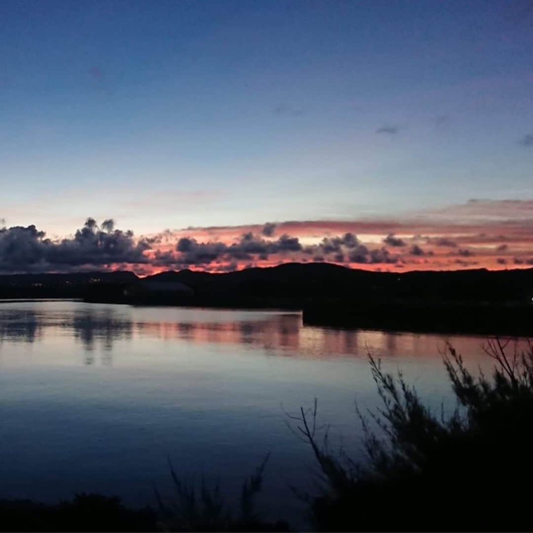 大河内美紗さんのインスタグラム写真 - (大河内美紗Instagram)「サンセットと夜明けの幻想的な色に包まれて✨この日の空はとっても綺麗だったよ^ ^ #サンセット #夜明け #早起き #ダイビング #プール #海」9月27日 11時53分 - misa_okochi