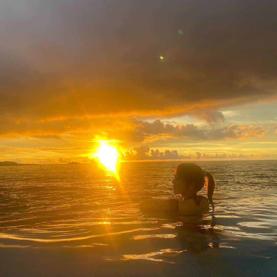 大河内美紗のインスタグラム：「サンセットと夜明けの幻想的な色に包まれて✨この日の空はとっても綺麗だったよ^ ^ #サンセット #夜明け #早起き #ダイビング #プール #海」