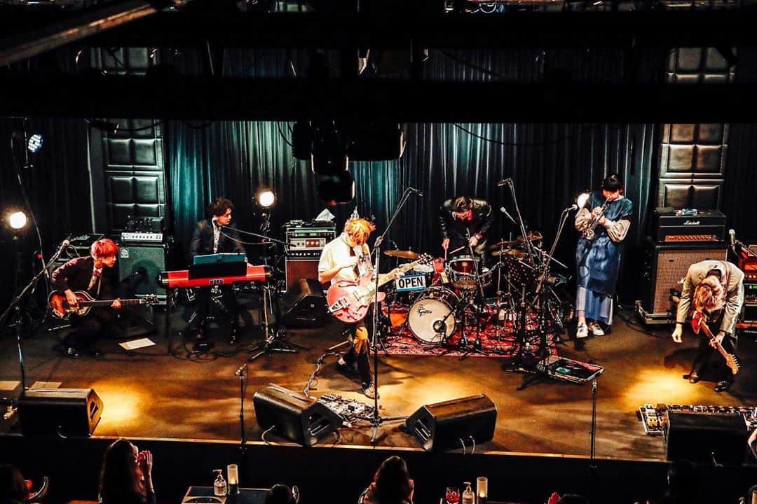 のインスタグラム：「MAKE UP CITY @bluenotetokyo LIVE   今回、新しいバンドを結成したような新鮮さと、グルーヴで、ここ1週間リハから本番まで、楽しかった。  改めて、ユウスケとファンファンさん、バニラズの世界を広げてくれて、ありがとうございました。  この演奏の模様は、新しい音源の「鏡e.p.」にDVD収録させるらしいので是非観て頂きたい。  そして、またどこかでこの6人で演奏できたら嬉しい。  会場にお越し頂いた皆さん、配信を観てくれた皆さんもありがとう。  では、次はホールツアーで🥁  @go_go_vanillas_official  @glidertheband  @fafafafafanfan   photo by @nishimakitaichi さん」