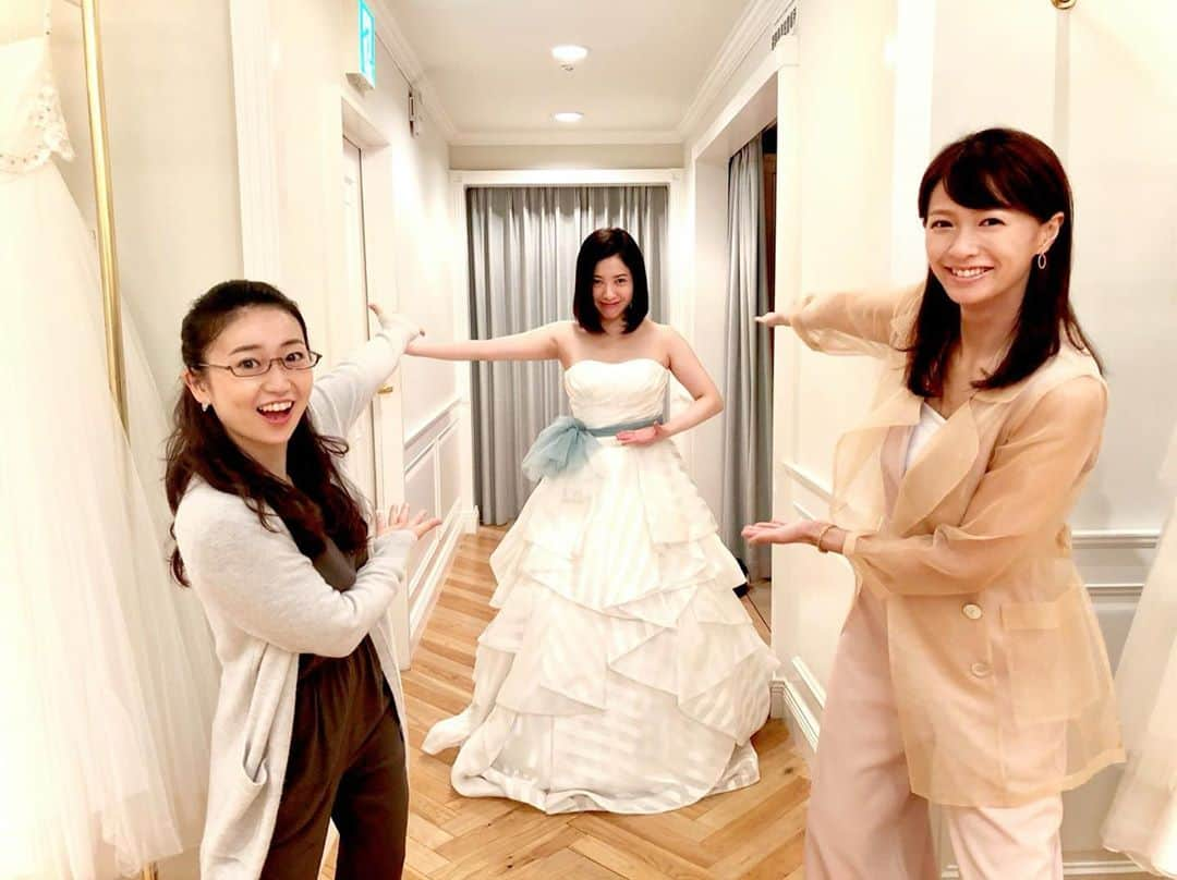 東京タラレバ娘のインスタグラム：「倫子のウェディングドレス姿、またまた披露〜！これまでに載せたドレスと違うデザインなことに気づいちゃいました？これも可愛いですよね〜。友達にドレスのフィッティング付き合ってもらうとか羨まし〜。絶対楽しいやん！絶対あーだこーだ盛り上がるやん！私ならこれがいい〜とか、これは似合わないよ〜とか・・・想像しただけで楽しくなっちゃいました！ #タラレバ #東京タラレバ娘 #タラレバ2020 #東村アキコ #倫子のポーズの癖 #ウェディングドレス着てどすこい #このポーズでこんな可愛いのずるい #３人で写真撮るとき流行るんじゃない？ #両端はシャキーン #真ん中どすこい #ソーシャルディスタンスもバッチリです #吉高由里子 #榮倉奈々 #大島優子 #坂口健太郎 #鈴木亮平 #田中圭 #平岡祐太 #石川恋 #松下洸平 #渡辺大知」