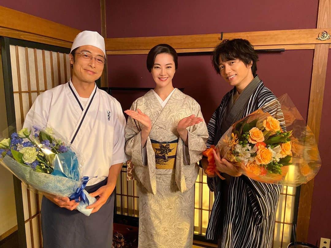 【公式】私たちはどうかしているのインスタグラム：「﻿ ‪クランクアップ写真2枚目はこちら🌟‬﻿ ﻿ ‪#醸し出す大人の魅力とは対照的に‬﻿ ‪#意外とお茶目さんな‬﻿ ‪#育さまと和田さん💐‬﻿ ‪#最終回大注目👀‬﻿ ‪#まだ謎がありそうな‬﻿ ‪#2人が知ってる秘密は⁉️‬﻿ ‪#私たちはどうかしている ‬﻿ ‪#わたどう‬﻿ ‪#浜辺美波‬﻿ ‪#横浜流星‬﻿ ‪#和田聰宏‬﻿ ‪#山崎育三郎‬﻿ ‪#観月ありさ‬﻿ ‪#最終回2時間SP9月30日夜9時‬」
