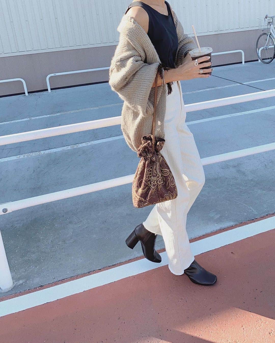 DHOLIC SNAPのインスタグラム：「@12anna23さんの#dholicsnap⁠ 　⁠ PANTS：@dholic_official⁠ 　⁠ 【STYLE】⁠ #66girls⁠ #ストレートスラブパンツ⁠ 全2色￥3,432(税込)⁠ 　⁠ みなさんもぜひ#dholicsnap をつけて⁠ コーディネートを投稿してください📸💕⁠ 　⁠ ※上記以外のご着用アイテムにつきましては品切れ商品、または、私物となります。⁠ 　⁠ #DHOLIC#dholicism#fashion#ootd⁠ #プチプラコーデ#今日のコーデ#今日の服⁠ #ストレートパンツ#カジュアルコーデ#ファション⁠ #ゆるコーデ#ホワイトデニム#休日コーデ」