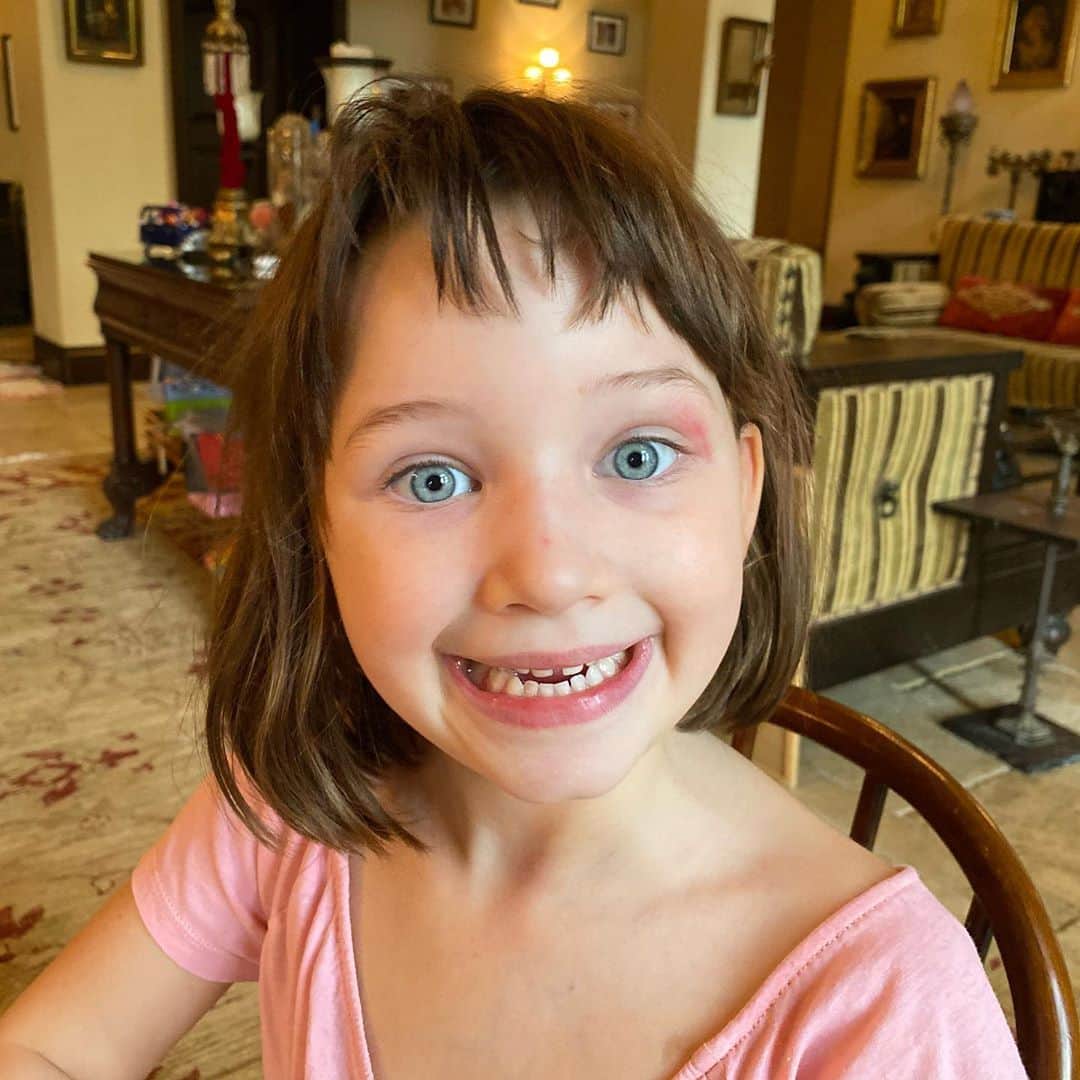 のインスタグラム：「Busted eye and everything. Dash just doesn’t stop. My gorgeous little ladies. My best friends. My daughters and god daughters! What would I be without you girls? A sorry ass woman with nothing to look forward to or put my hopes into except my dogs and my turtles (and I love my dogs and my turtles)😆! I love you guys so much. You are SERIOUSLY the best. Happy #nationaldaughtersday (yesterday I think but whatevs) pics 5-7 are my incredible god daughters! p.s. sorry I added the same pic twice cause one was more in focus and whatever I didn’t notice 🙄」