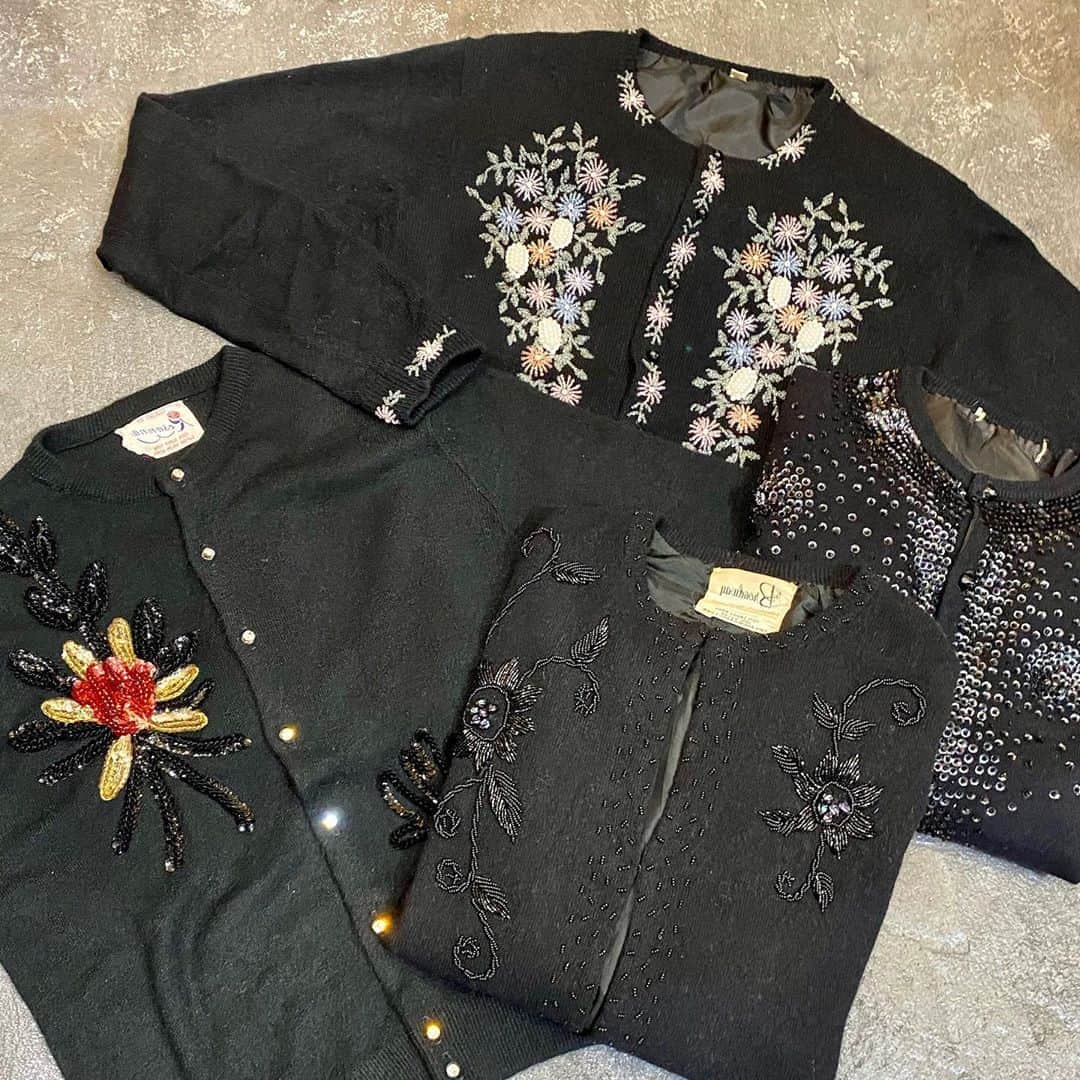 NUTTY Vintage&Collectibleのインスタグラム：「🌹NEW ARRIVAL🌹  ☑︎vtg beads cardigan -black-  肌寒いいまの時期に重宝するカーディガンに とびきり主役級のビーズカーディガンはいかが？ 羽織としてはもちろん！ ボタンをしめてトップスにしてもGOODです🌟  ONLINE STOREにも ビーズカーディガンの掲載がございますので 是非ご覧くださいませ💋  本日も20時までNUTTYオープン🚪 皆様のお越しをお待ちしております＊  ------------------------------------ 🛍NUTTY通販について🛍 ------------------------------------- ＜ONLINE STORE＞ VINTAGE▶︎http://nutty.theshop.jp/ USED SELECT▶︎https://nuttyselect.official.ec/ （プロフィールページURLよりjump🕊） ㅤㅤㅤㅤㅤㅤㅤㅤㅤㅤㅤㅤㅤ ＜VIDEO CHAT SHOPPING＞ テレビ電話をお繋ぎして、リアルタイムでご案内いたします。詳細は過去の投稿をご覧ください。」