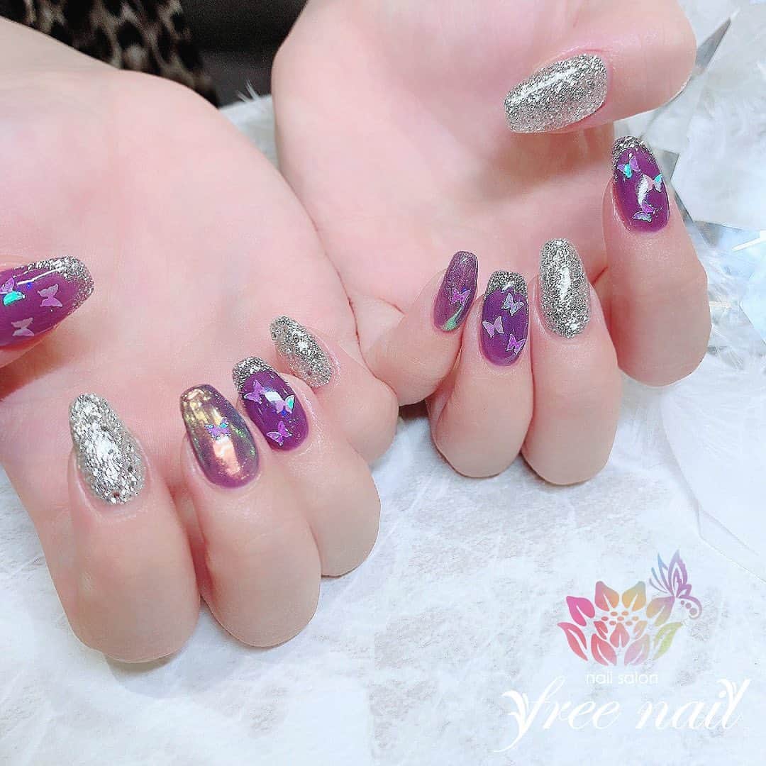 free nail フリーネイルのインスタグラム：「. お客様ネイル💅🏻🌙 . バタフライ🦋✨ . 大人気モチーフ🦋✨ . ご来店ありがとうございました🙇🏻‍♀️🙇🏻‍♀️🙇🏻‍♀️💗 . #ネイルアート #ジェルネイル #ネイルサロン #大阪ネイルサロン #ネイルデザイン #ネイルチェンジ #バタフライネイル #蝶々ネイル #グリッターネイル #キラキラネイル #パープルネイル #シルバーネイル #デザインネイル #トレンドネイル #おしゃれネイル #ロングネイル #スクエアネイル #秋ネイル #autumnnails #nailsart #nailsdid #美甲 #日式美甲 #日式美甲胶 #日本美甲师 #日本美甲老师 #美甲上课 #日本胶 #フリーネイル #freenail」