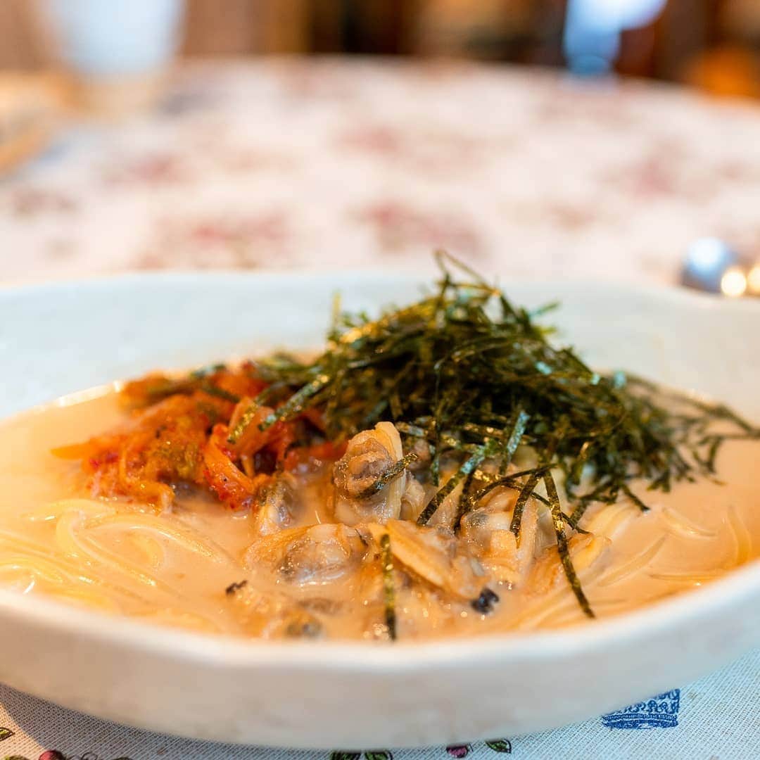 藤川奈々さんのインスタグラム写真 - (藤川奈々Instagram)「【まとい亭】40年以上の歴史、あさりのスパゲッティのスープが絶品❢  まず、あさりのスープを飲み干します。あー、美味しい〜また食べたくなるあさりのスパゲッティ。  15時までのランチは、好きな自家製ケーキとドリンク付で1200円❢  #まとい亭 #スパゲッティ # #あさりのスパゲッティ #スパゲティ #あさりのスパゲティ #ケーキ #カフェ #千葉ランチ #千葉市ランチ #千葉市グルメ #千葉ディナー #千葉市ディナー #千葉グルメ #千葉市カフェ #千葉カフェ #美味しい写真 #美味しいお店 #美味しい #おいしいものが好き #おいしい  #グルメ#japanesefoods#japanesenoodles #instacook #yummy」9月27日 12時12分 - nanayakko