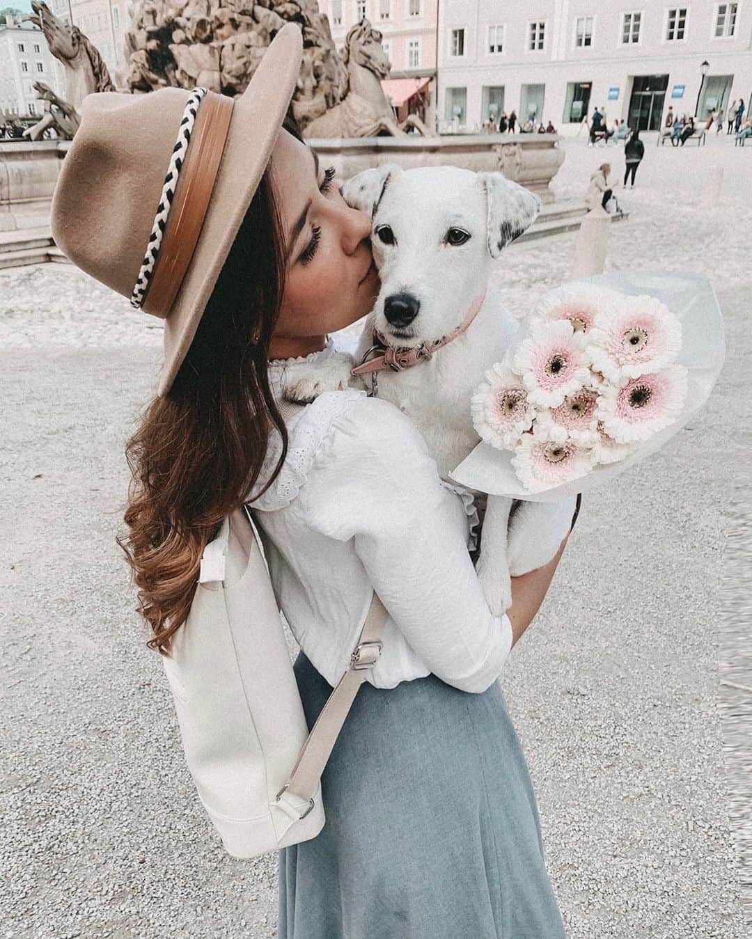 Kapten & Sonさんのインスタグラム写真 - (Kapten & SonInstagram)「'Keep your loved ones close.' 💛 Dog cuddles are always a good idea! @geniakleinerfisch wearing our backpack Umea "Sandstone". 🐶 #bekapten #kaptenandson⁠ .⁠ .⁠ .⁠ #city #citytrip #salzburg #austria #fashion #inspiration #look #style #ootd #autumn #dog #dogcuddles #love」9月27日 3時30分 - kaptenandson
