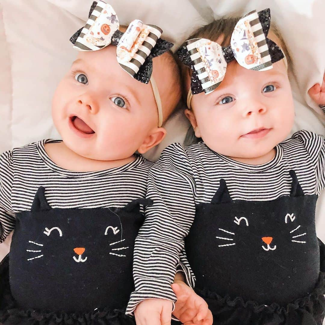 カーターズさんのインスタグラム写真 - (カーターズInstagram)「Two cutie cats all ready for #Halloween! 🐱💞🎃 #twins #sistersister #lovecarters 📷: @the_trebing_twincesses」9月27日 3時27分 - carters