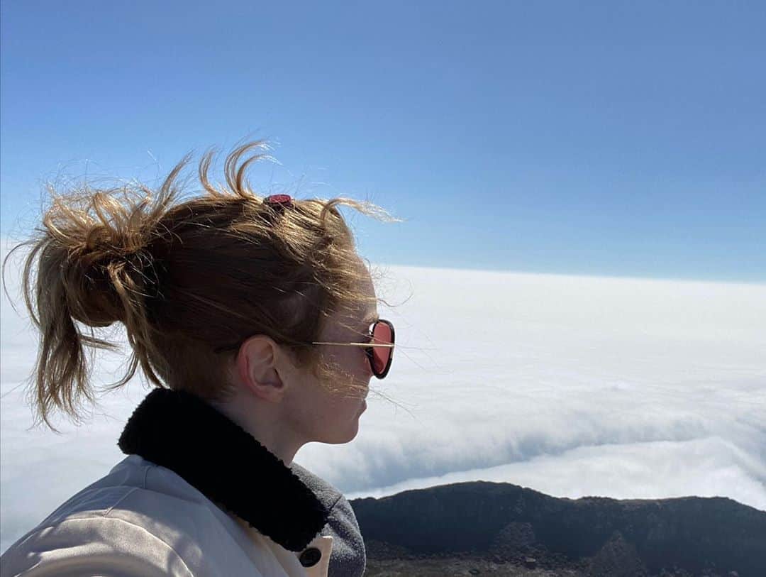 リリー・コールのインスタグラム：「Time travels faster at the top of a mountain, compared to the sea. Yesterday I climbed a volcanic mountain, and felt the peace of remembering that the present moment is the only moment we ever actually have.」