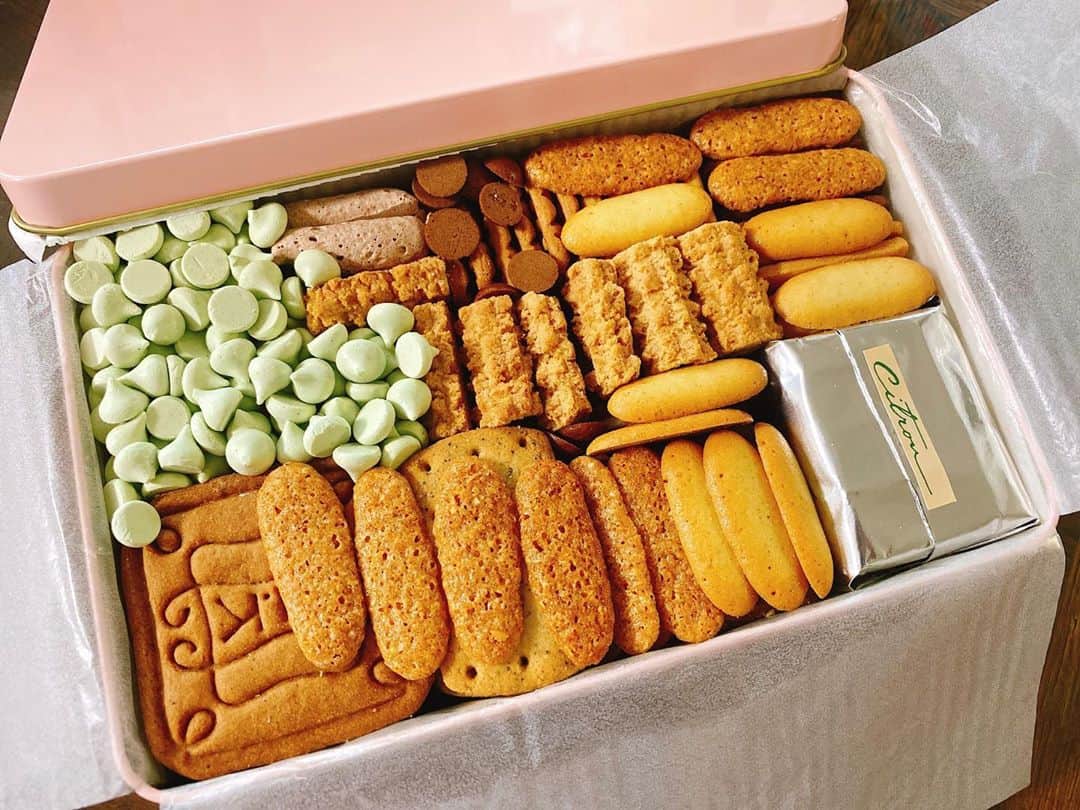 本間昭光のインスタグラム：「憧れの村上開新堂クッキー🍪」
