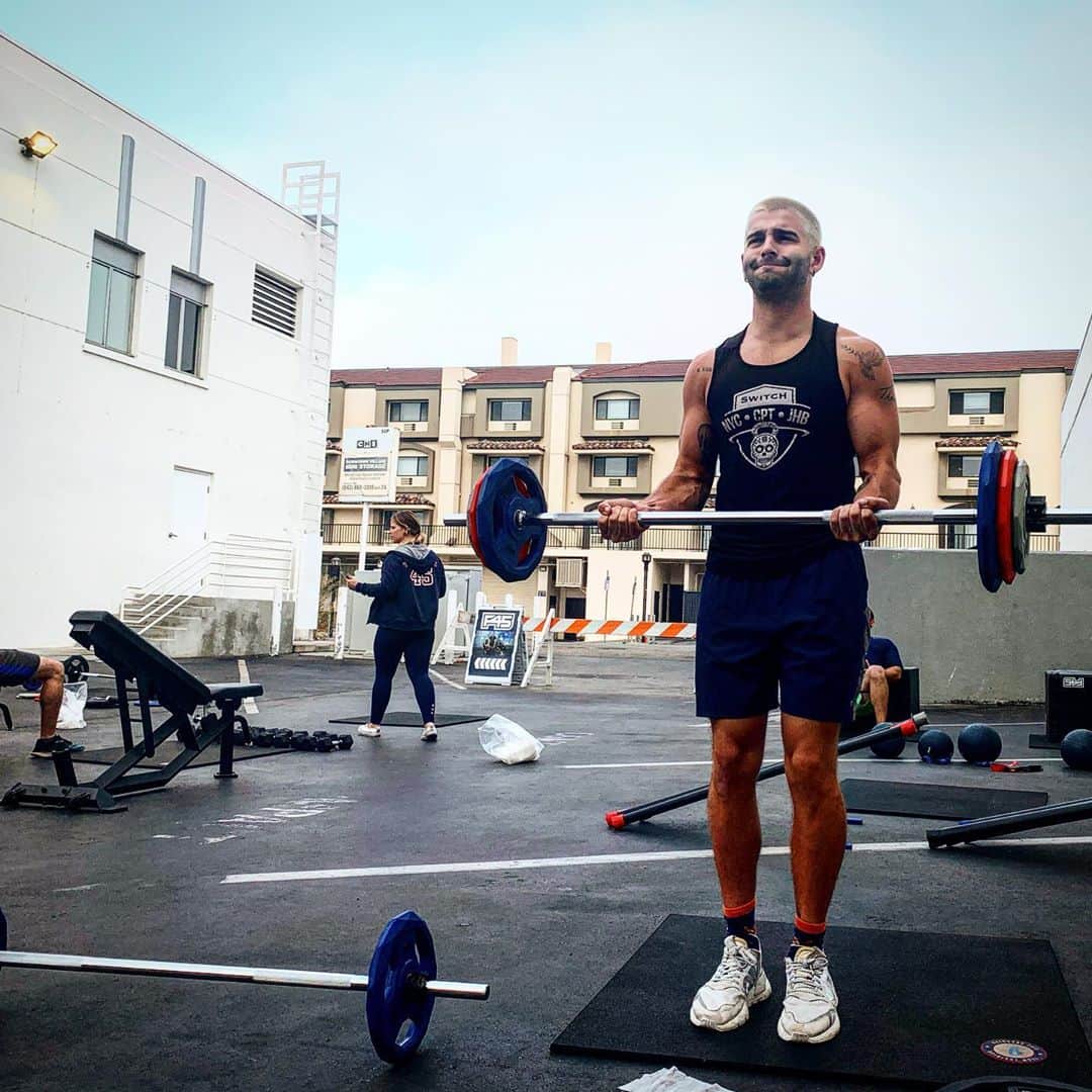 ジャック・グリフォーのインスタグラム：「One month ago I made the decision to radically change my life. My exercise quota, my eating habits, sleep schedule, everything. I don’t even have a before picture because I was so out of shape and down on myself I wasn’t even taking any. I don’t post this seeking attention. I do this to inspire any of you out there that might be in that same place as I was only a month ago. It’s NEVER too late to take back your life, your power and SHOW UP for yourself. ✊🏼💪🏼☀️💥」