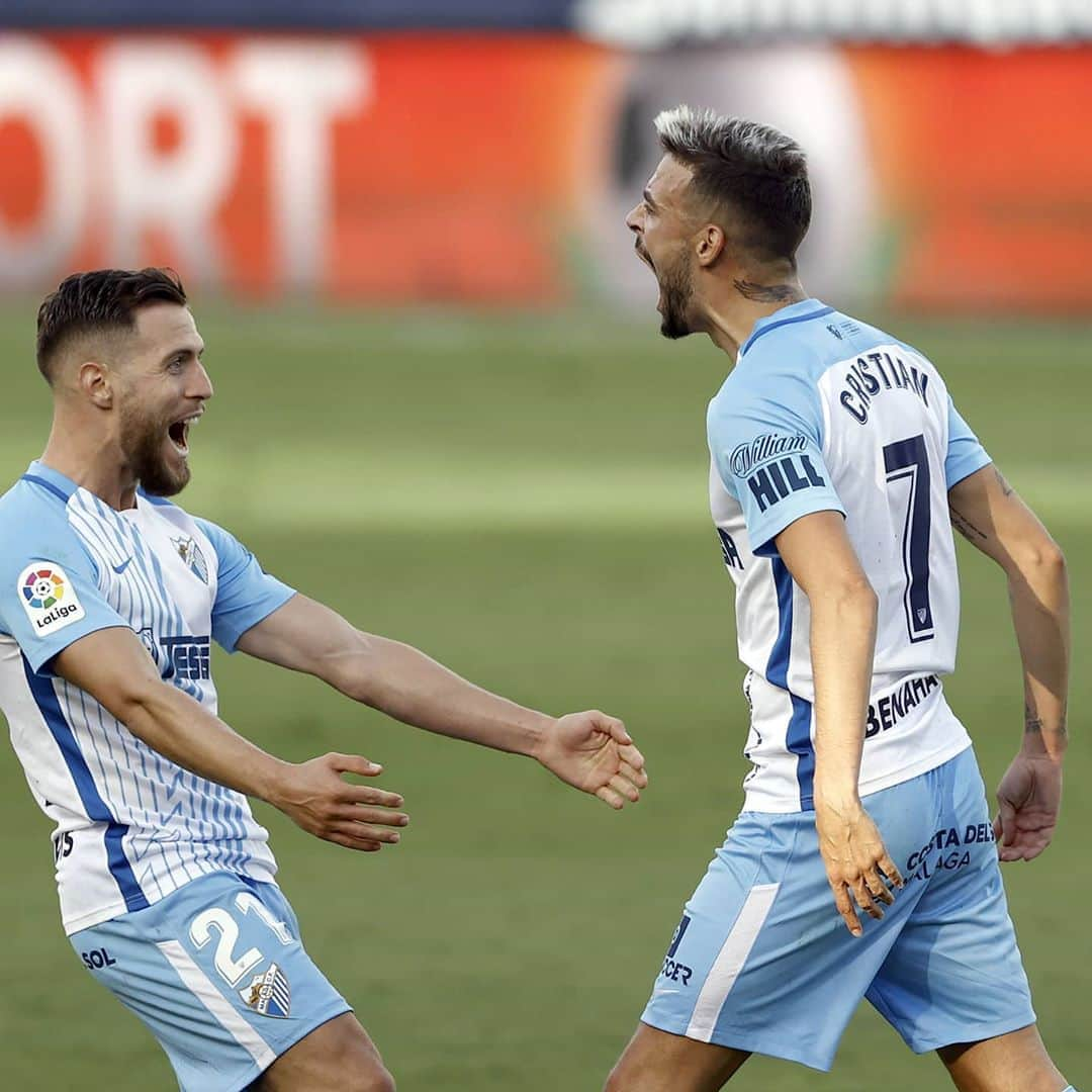 マラガCFさんのインスタグラム写真 - (マラガCFInstagram)「📷 LA FOTO DEL PARTIDO 📷  👉 Ofrecido por @pinturasandalucia  #MálagaAlcorcón⚽ #VamosMálaga💙🤍」9月27日 3時43分 - malagacf