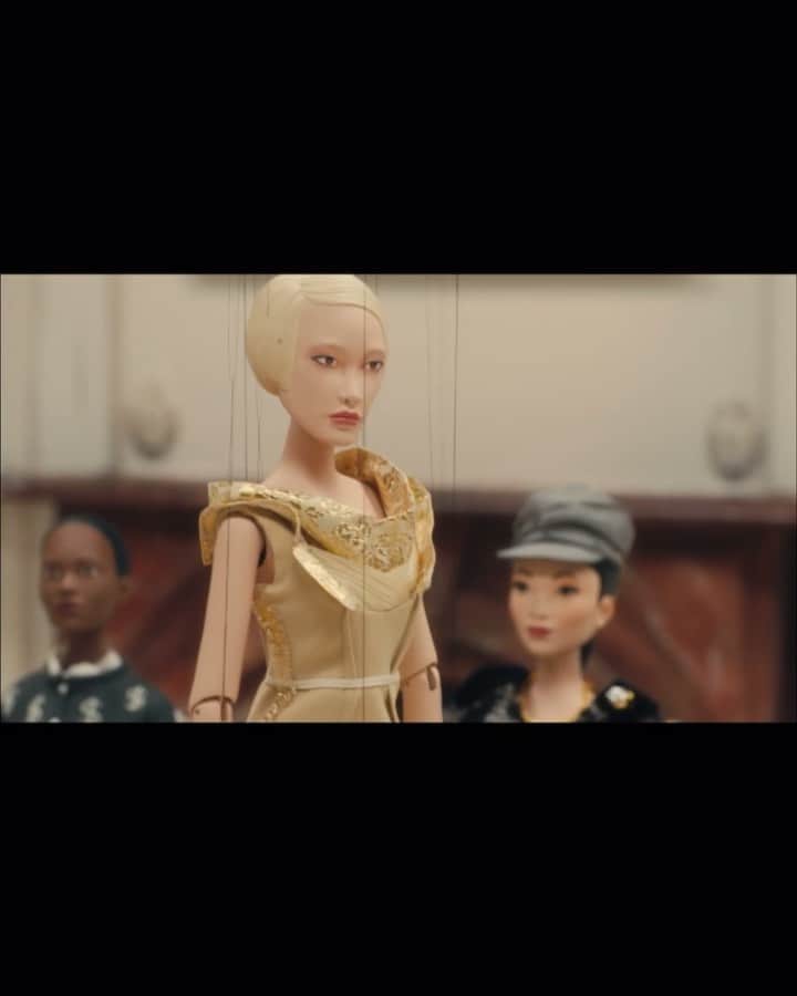 パク ・スジュのインスタグラム：「LOVE HER 💖 @moschino @itsjeremyscott SS21 “No Strings Attached” marionette doppelgänger created by @hensoncompany!!! Thank you Jeremy for being a creative genius that thinks outside the box and bringing us inspiration and entertainment in the most lovely, unexpected way. 💘 Styled by @carlynecerfdedudzeele  Soundtrack by @michelgaubert @theeryanaguilar」