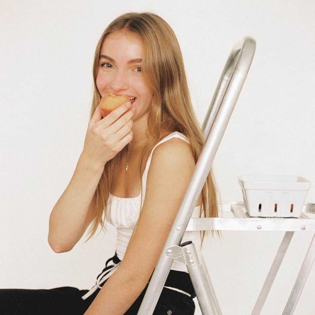ローレン・オーランドのインスタグラム：「snacking 🍑 @sisedrummond」