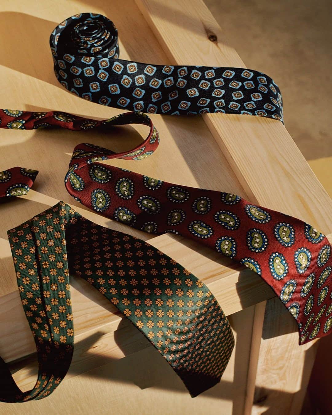 MR PORTERのインスタグラム：「This fourth-generation family tiemaker has been honing its craft for more than a century, constructing exquisite ties and pocket squares from the finest silk for the dapper gentlemen of Naples. Still operating out of its original store on Via Riviera di Chiaia, a grand, sweeping boulevard bordered on one side by the shimmering azure waters of the Gulf of Naples, @emarinella has garnered an international reputation. Indeed, its customer base rightly regard it as one of the best tiemakers in the world. We’re immensely privileged as part of this celebration of Italian craftsmanship to be able to offer a range of its ties and pocket squares, which come in a vibrant bouquet of floral patterns. #MRPORTERxItalianMasters」