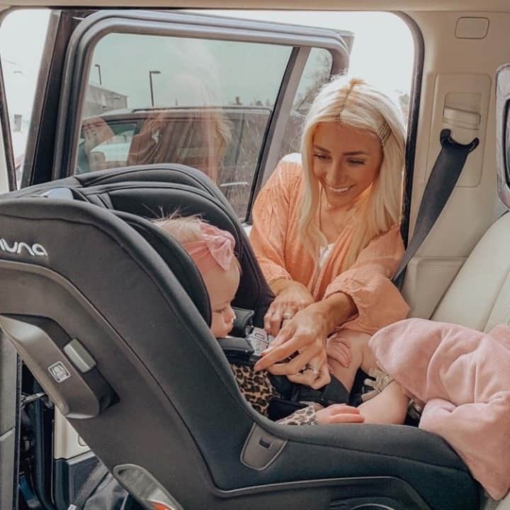 nunaさんのインスタグラム写真 - (nunaInstagram)「Follow these four general steps to correctly place a child in a car seat. 1️⃣ The child's back and bottom should be in contact with the back and bottom of the car seat. 2️⃣ Adjust the harness straps to the correct level: when rear-facing the straps should be AT or BELOW the child's shoulders; when forward-facing the straps should be AT or slightly ABOVE the child's shoulders. 3️⃣ Buckle and tighten the harness straps for a snug fit - harness should not allow any slack and should lie in a relatively straight line. 4️⃣ Place the chest/harness clip at armpit level.  📸: @steviehender thank you for sharing ❤️」9月27日 4時00分 - nuna_usa