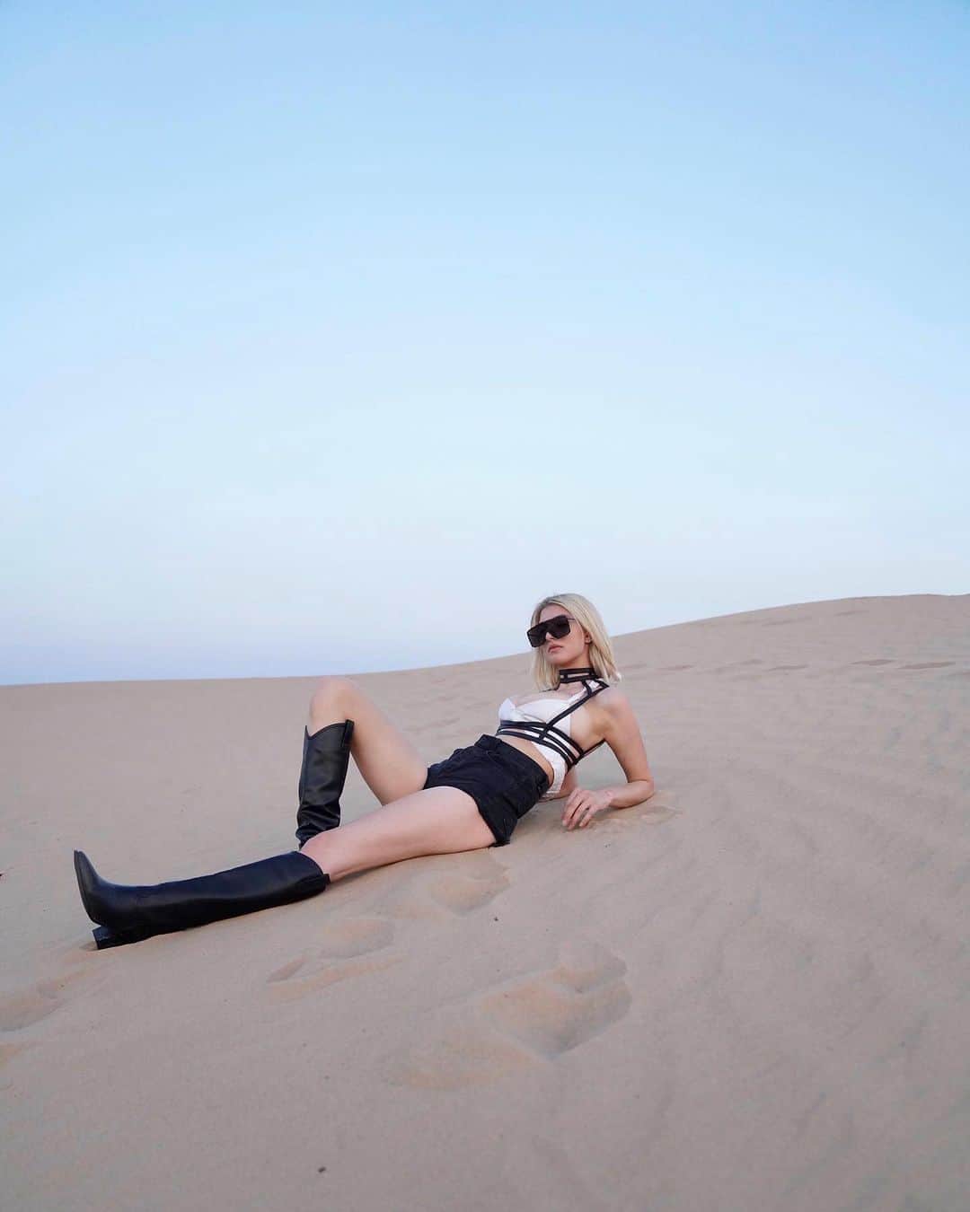 レイチェル・レビンのインスタグラム：「I drove 10 hours to this desert you best believe I brought outfit changes 😂」