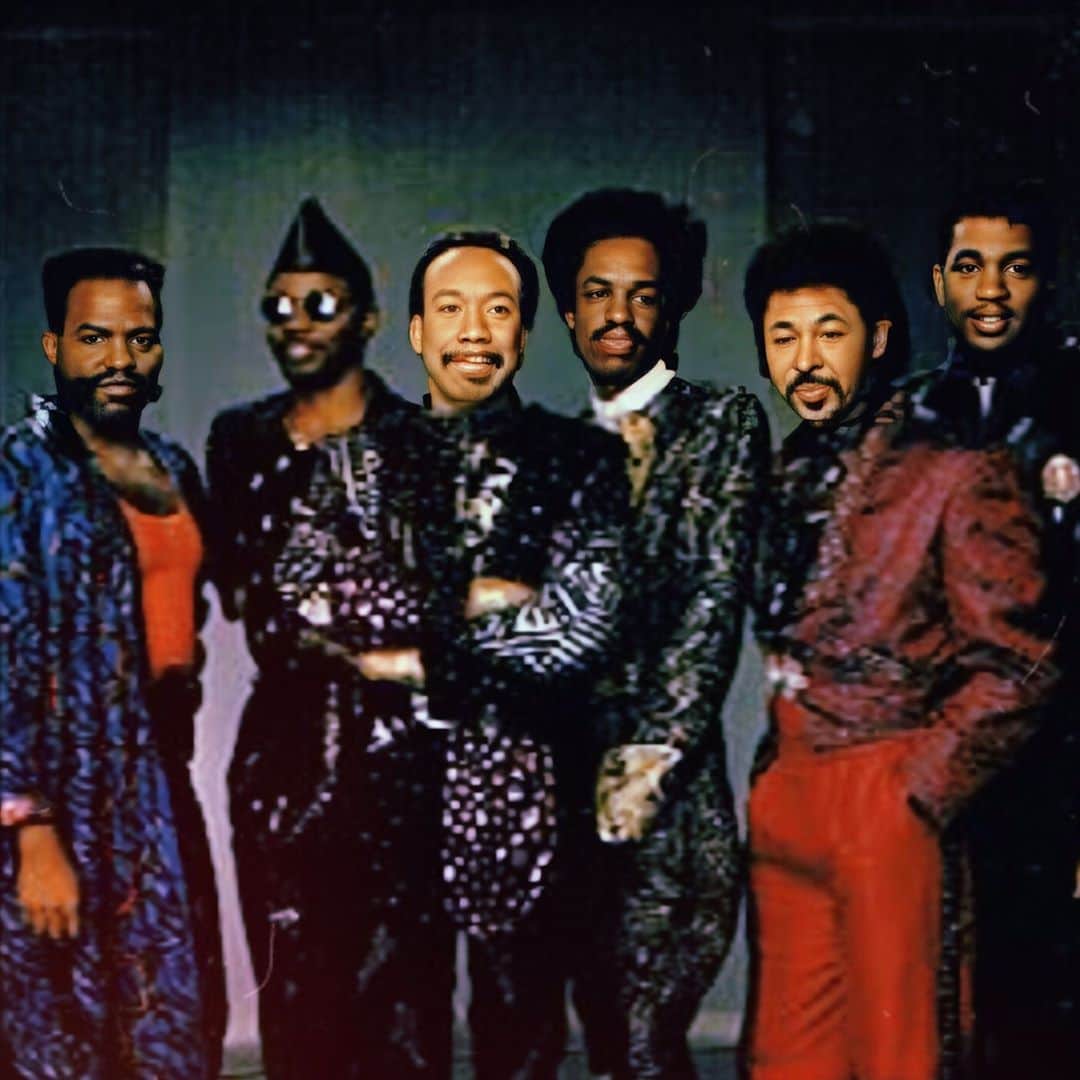 アース・ウィンド・アンド・ファイアーのインスタグラム：「Today we bring our behind the scenes of the commercial with Coca Cola in 1988 which used to appear in the in-between times of the Soul Train show.🔥🎤」