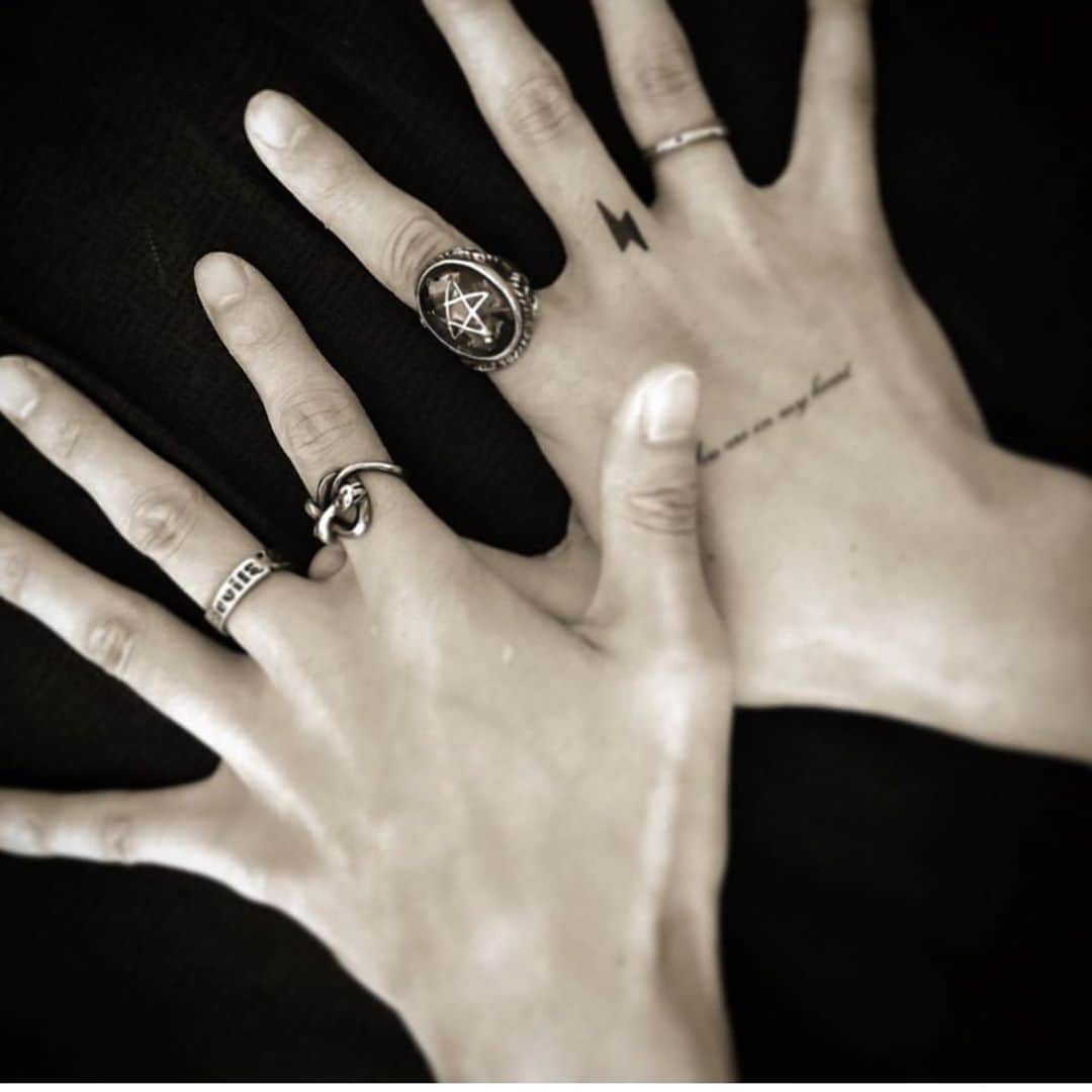 アレックスストリーターさんのインスタグラム写真 - (アレックスストリーターInstagram)「These hands are Magick ✨ Thanks to @ren.arima for this beautiful shot! #AlexStreeter #AngelHeartRing #Pentagram #Magick」9月27日 4時05分 - alexstreeternyc