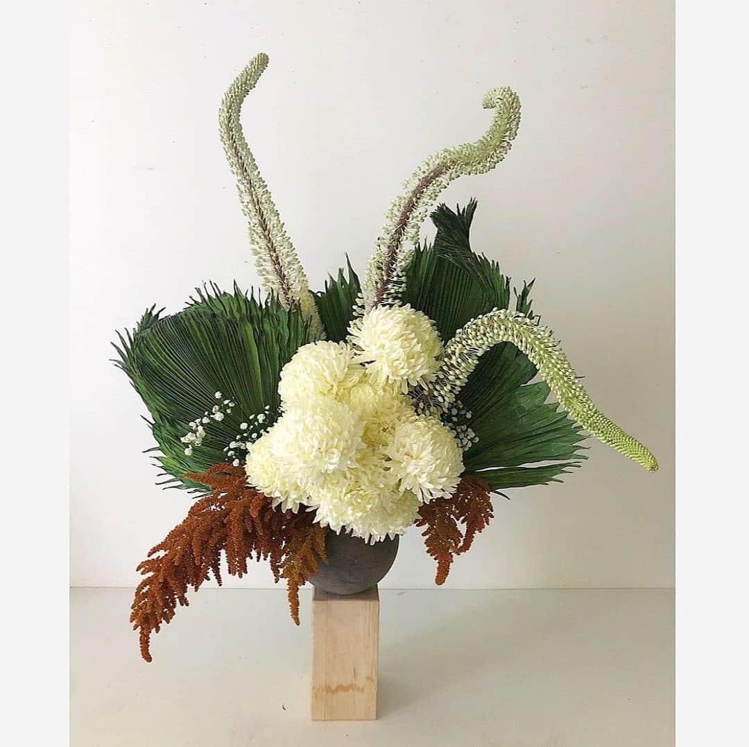サキャスティックのインスタグラム：「@shedesignsla floral arrangements」