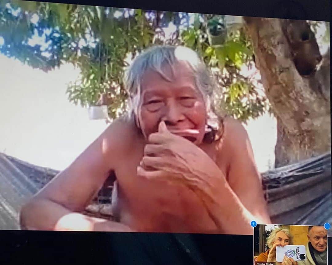 スティングさんのインスタグラム写真 - (スティングInstagram)「#Repost @trudiestyler ・・・ A Zoom chat from Italy to the Xingu to get a thumbs up from Cacique Raoni who is now COVID FREE!!! (And recovered from a heart infection to boot.) The 90-year-old warrior is alive and well and his message to us remains the same - for us to walk in harmony with nature. He also shared his biggest wish: that people start to love each other more. ❤️🌳」9月27日 4時08分 - theofficialsting
