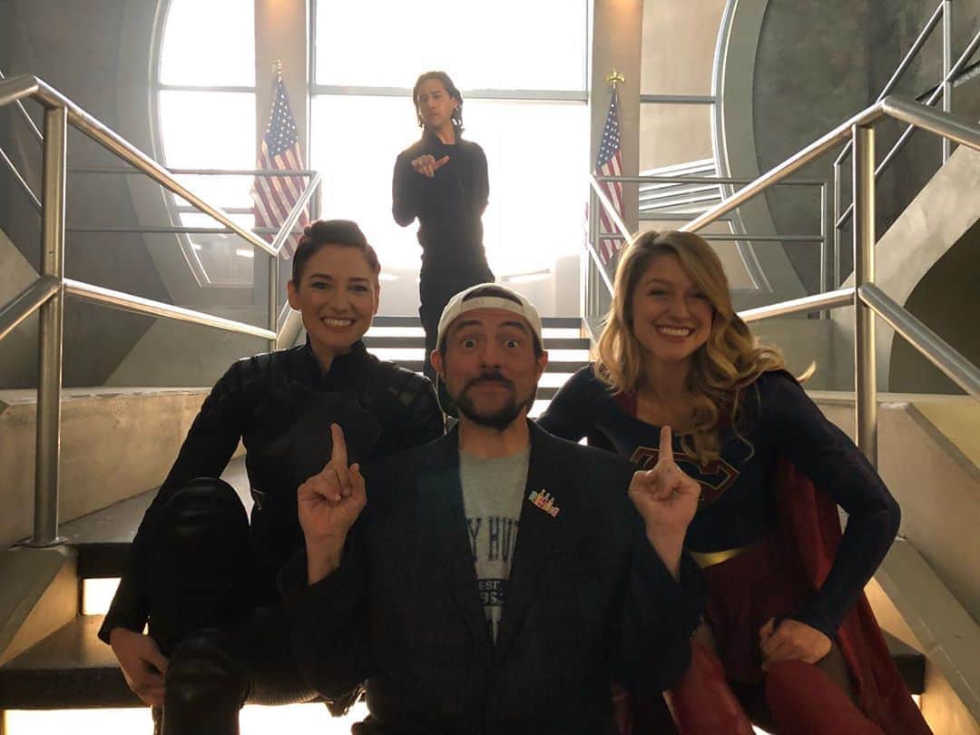 ケヴィン・スミスのインスタグラム：「This week, @thecw announced that this next season of @supergirlcw would be the last. To say the show came along at the right time in my life is an understatement: I *loved* getting to “direct” 4 episodes of #supergirl! Brand new Mom @melissabenoist was always the absolute light on the set and I’ll miss the hopeful earnestness she brought to Kara throughout the run of the show. I hope to direct one more episode before the show ends, but even if that doesn’t happen, I’ll forever cherish the time I got to spend with the cast and crew in #vancouver (not far from where I first learned my craft at the @vancouverfilmschool). It was always an absolute pleasure working with @chy_leigh, @davidharewood, @jesse_rath, @christophrwood, @mehcadbrooks, @nicoleamaines, @reallyndacarter, #katiemcgrath and all the other actors and actresses who populated National City. Mister @marcbernardin and I will be talking about this and other nerdy news tonight on a brand new #fatmanbeyond - on my @youtube and @facebook channels at 8! #KevinSmith #supergirl #melissabenoist #chylerleigh #davidharewood #nicolemaines #jesserath #mehcadbrooks #chriswood #lyndacarter」