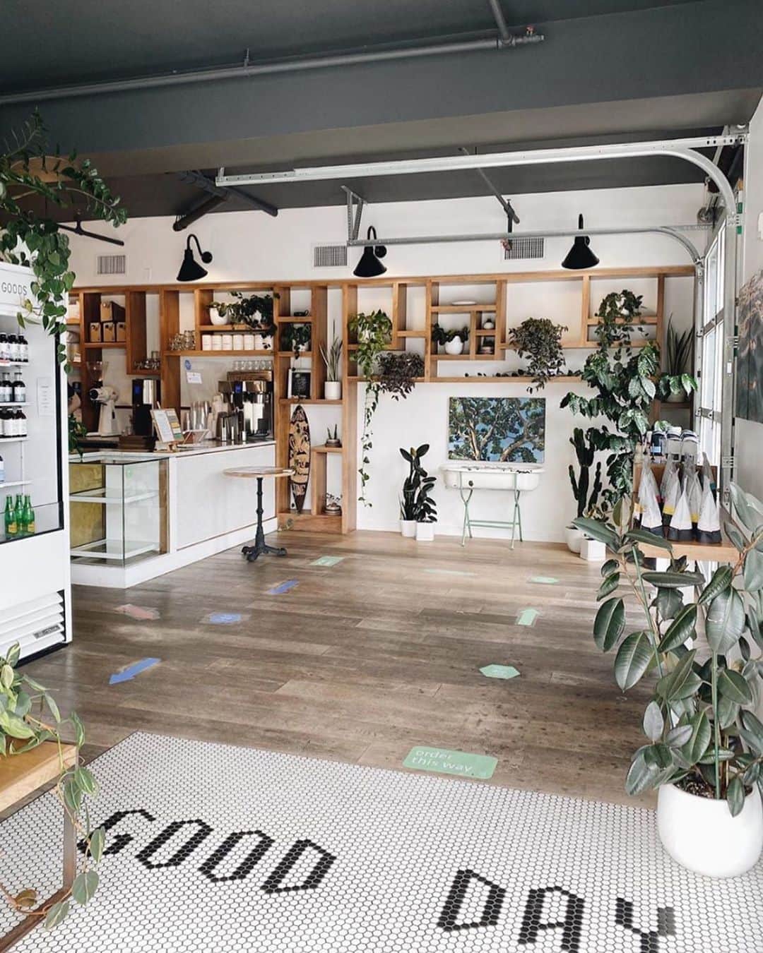 のインスタグラム：「Rain or shine, every day should start with a cup of coffee☕️🌧☀️ - 📷: @lestephpak  📍: @goodcoffeepdx  #Portland #PortlandNW #PDX #Coffee」