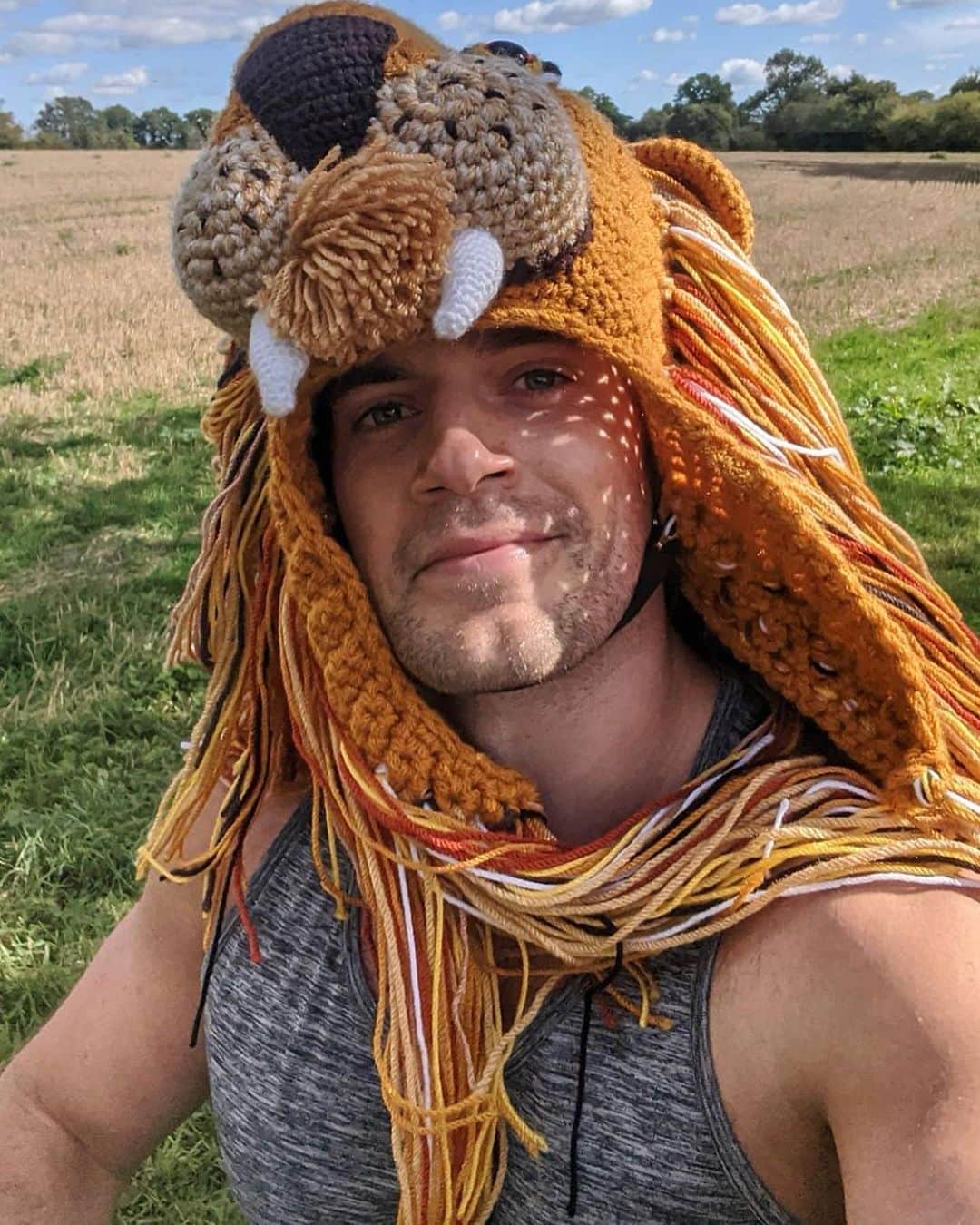 Just Jaredさんのインスタグラム写真 - (Just JaredInstagram)「@henrycavill wears a cute lion hat while going for a 13K run as part of the Durrell Challenge to support the mission of saving species from extinction. #HenryCavill #DurrellChallenge Photos: @henrycavill」9月27日 4時20分 - justjared