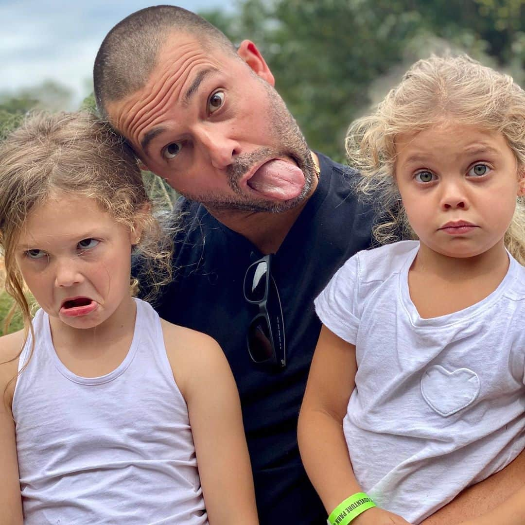 ニック・スウィシャーさんのインスタグラム写真 - (ニック・スウィシャーInstagram)「Make a funny face! 🤪#nationaldaughtersday #girldad❤️ #SwishIsHowWeRoll」9月27日 4時30分 - yourboyswish