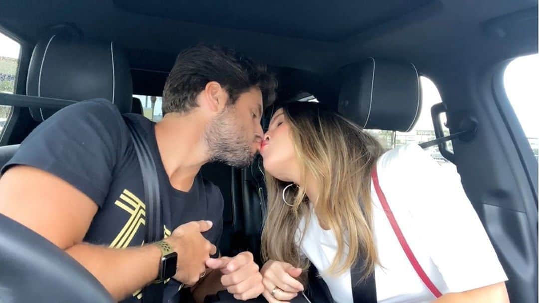 Claudia Leitteのインスタグラム：「Vocês estão tão lindos nos vídeos de #DesembaçaChallenge e meu próprio digníssimo ainda não aprendeu a coreografia 😡😡😡😡 tem que amar muito mesmo, viu! 🤪♥️ #Desembaça」